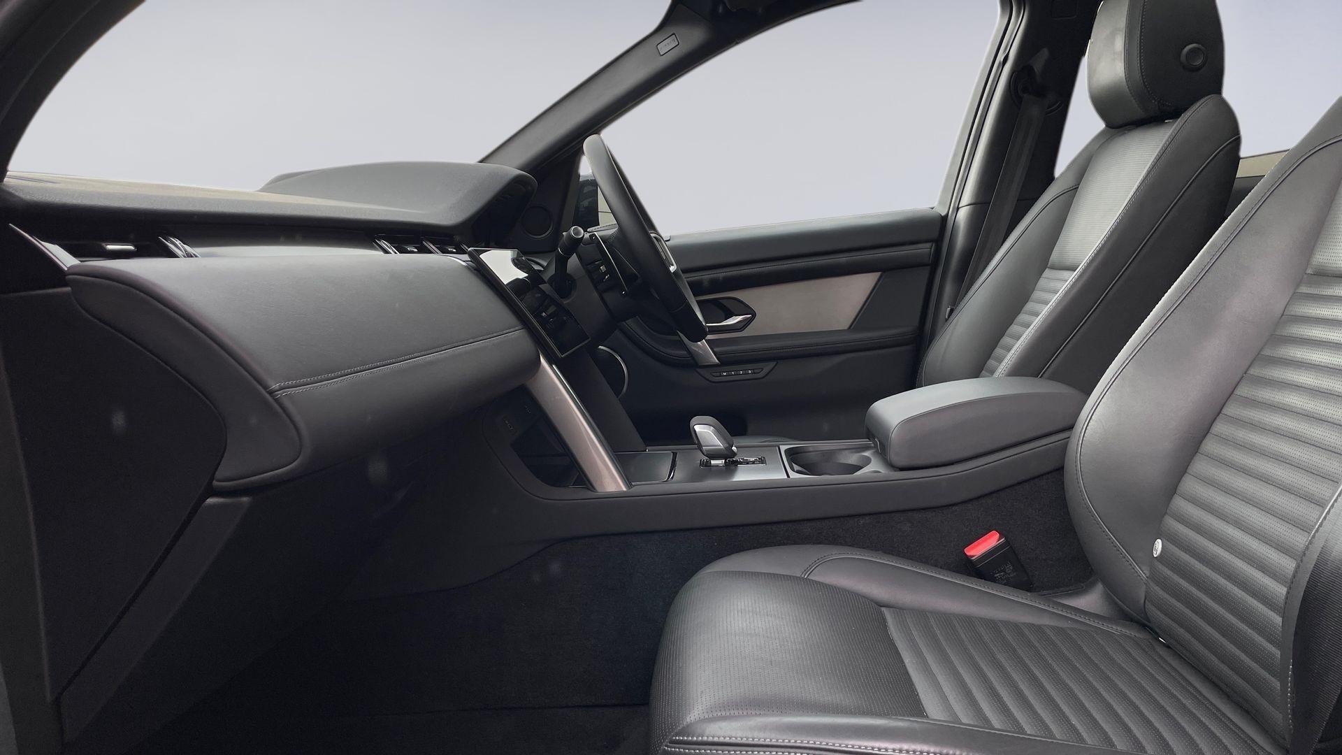 Land Rover Discovery Sport view 3