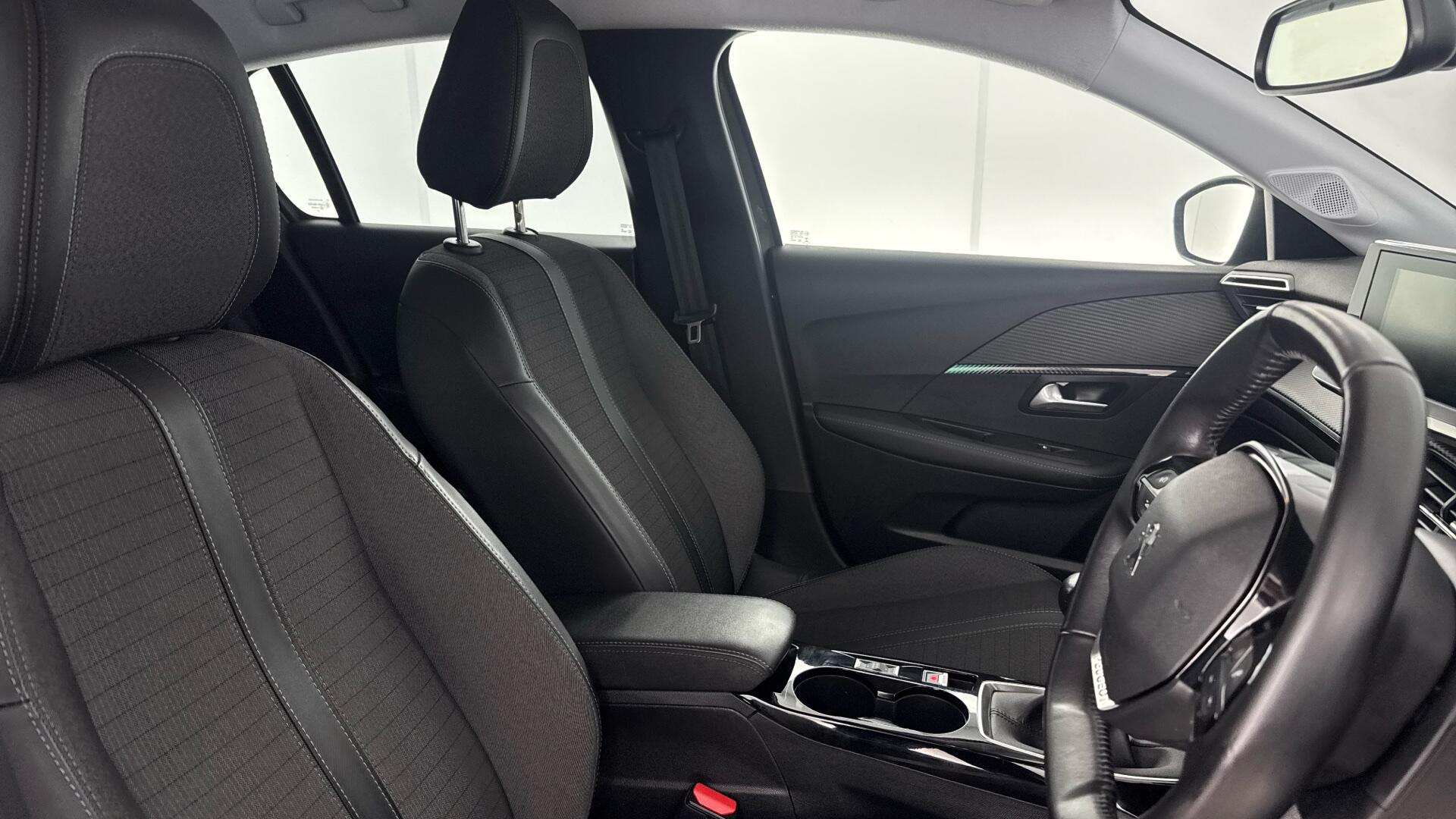 Peugeot 208 view 16