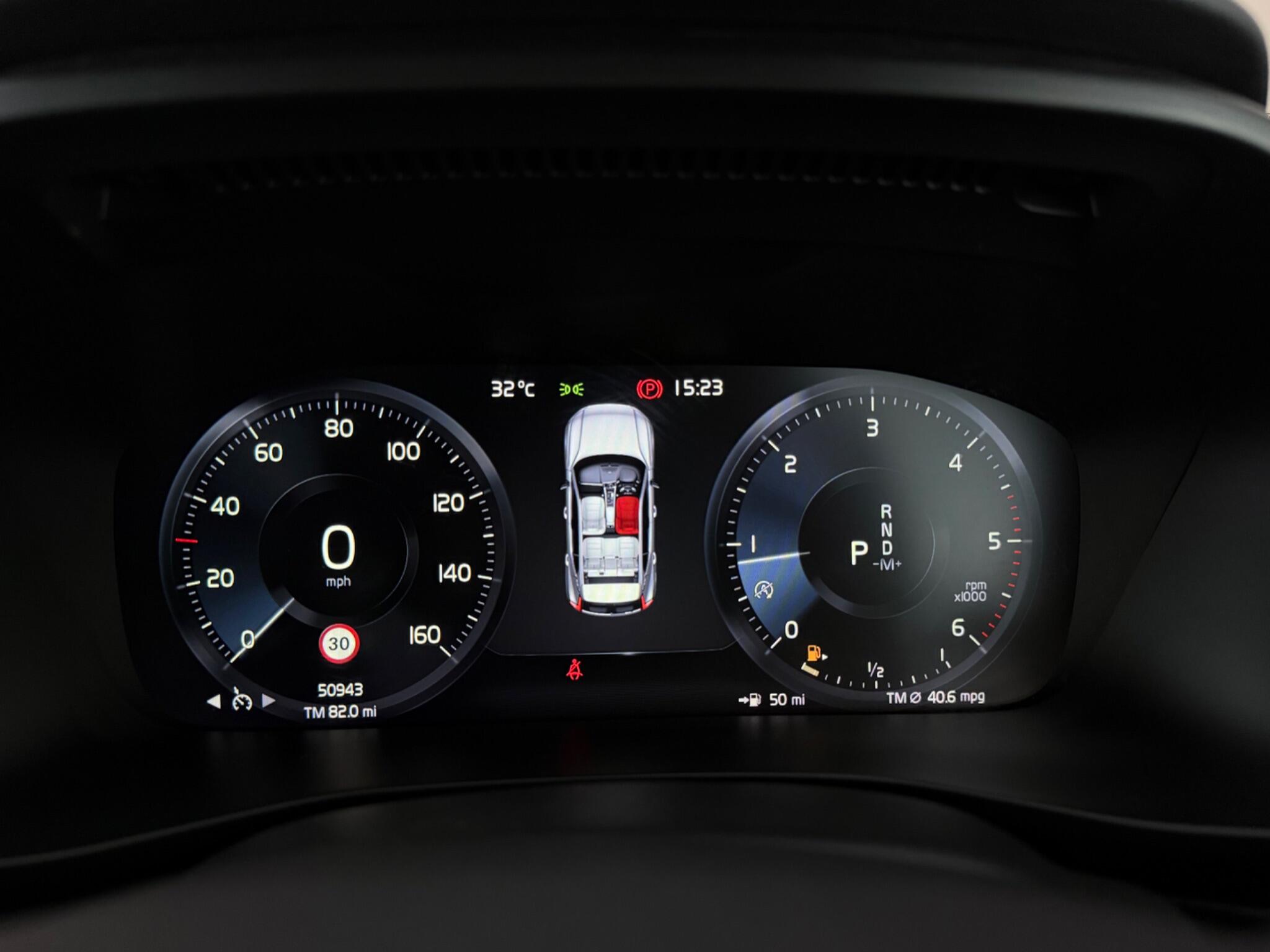 Volvo XC40 view 16