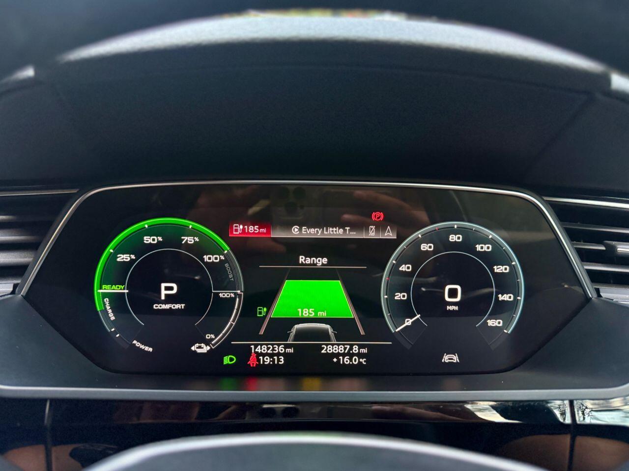 Audi e-tron view 22