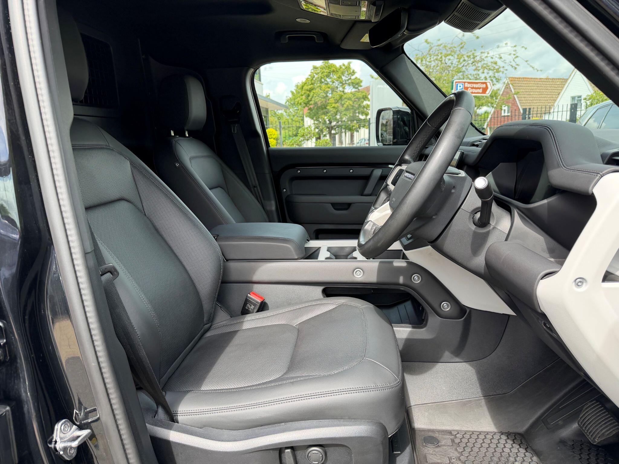 Land Rover Defender 110 view 14