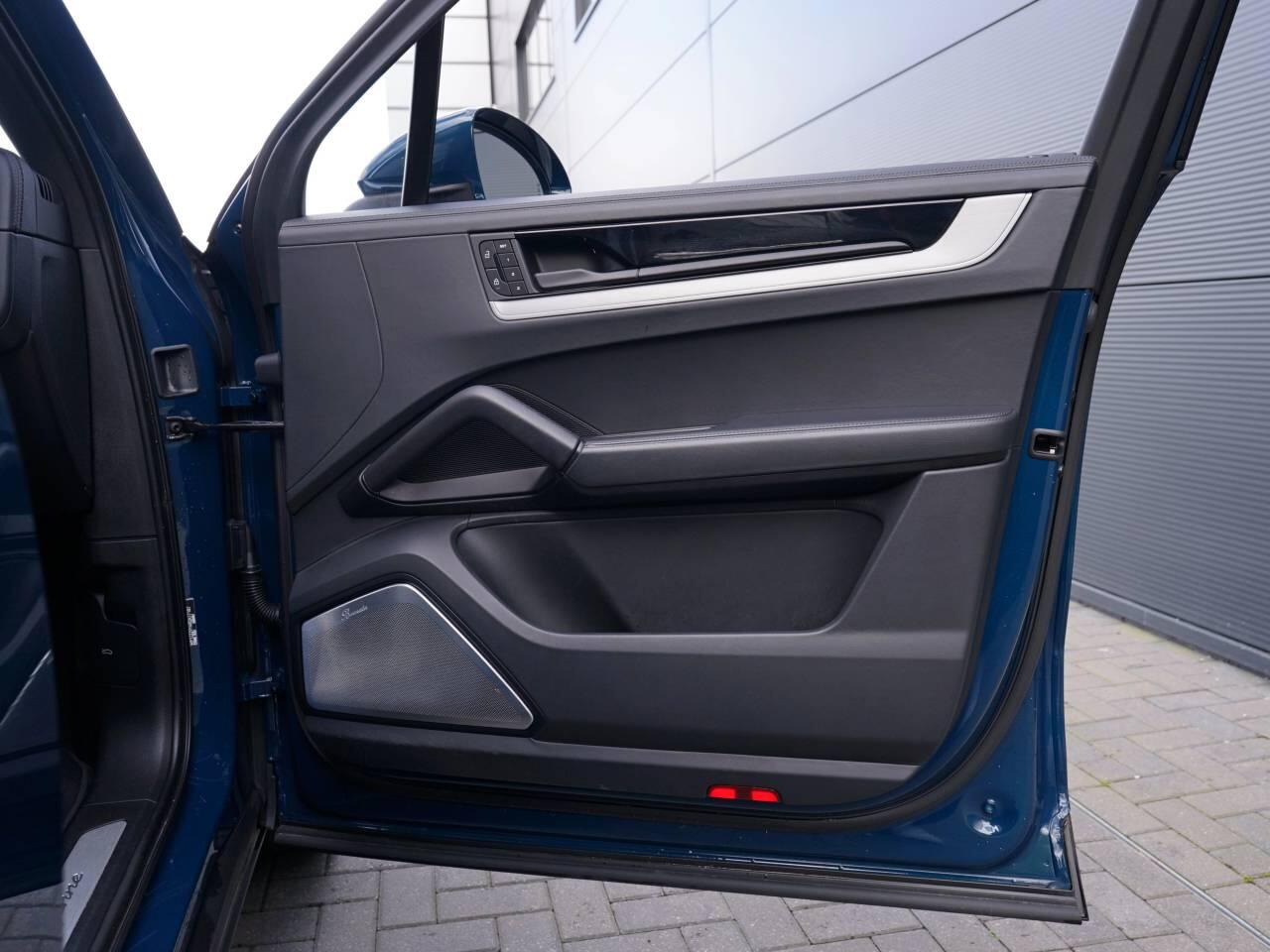 Porsche Cayenne view 39