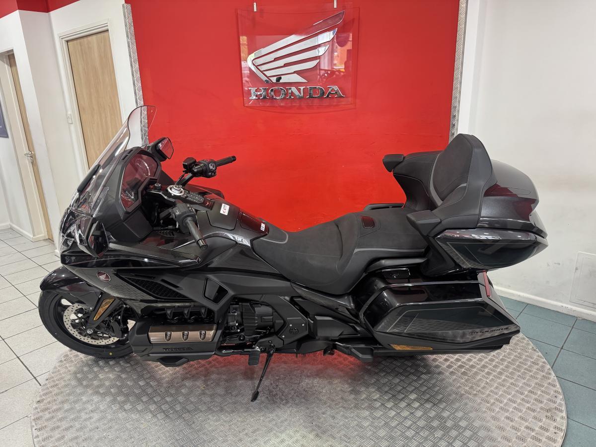 Honda GL1800 Gold Wing view 2