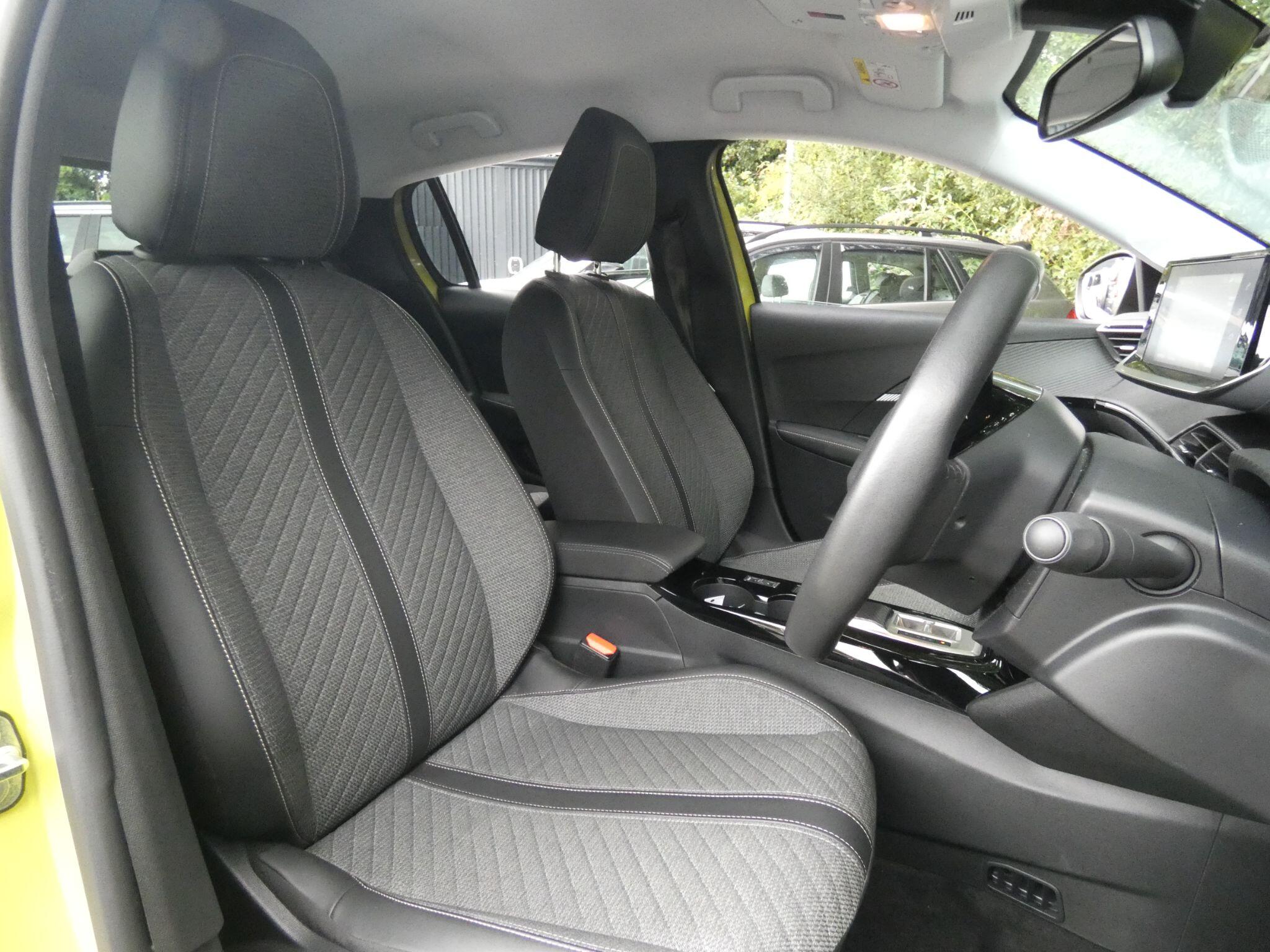Peugeot E-208 view 19