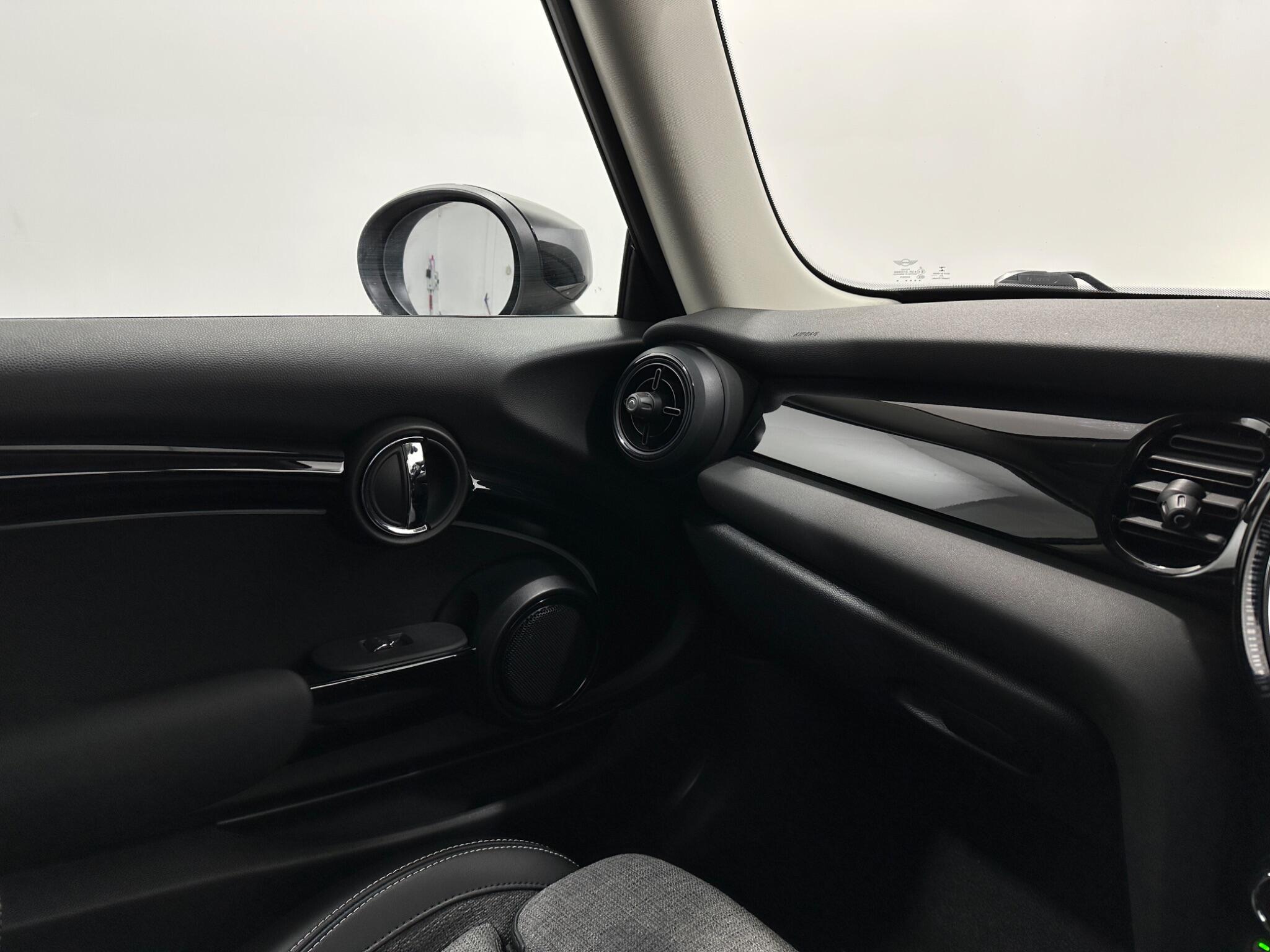 Mini Hatch view 28