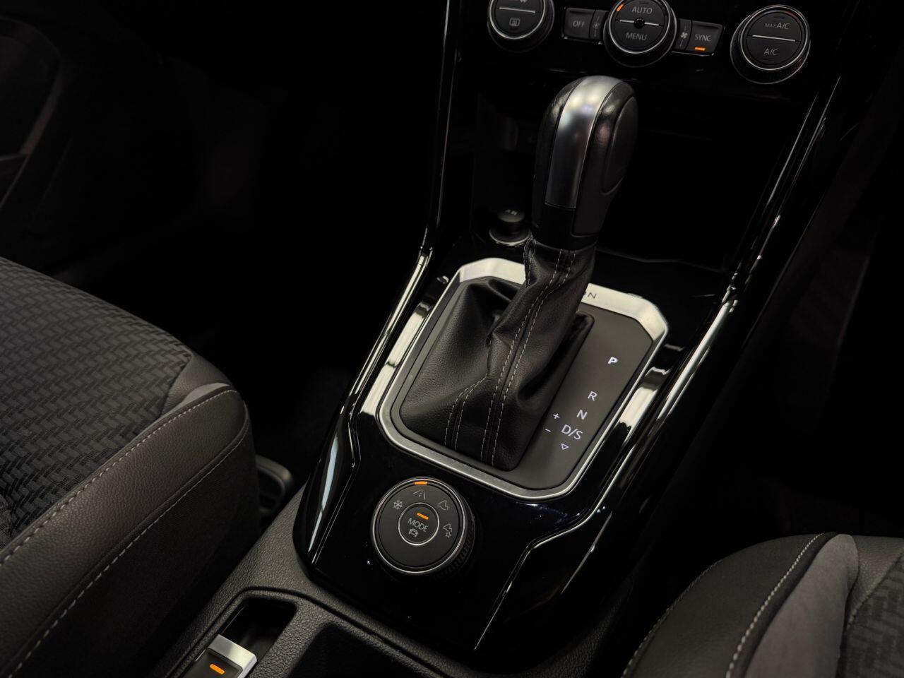 Volkswagen T-Roc view 9