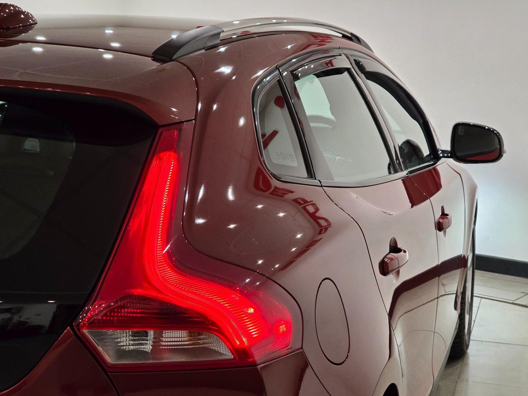 Volvo V40 Cross Country view 29