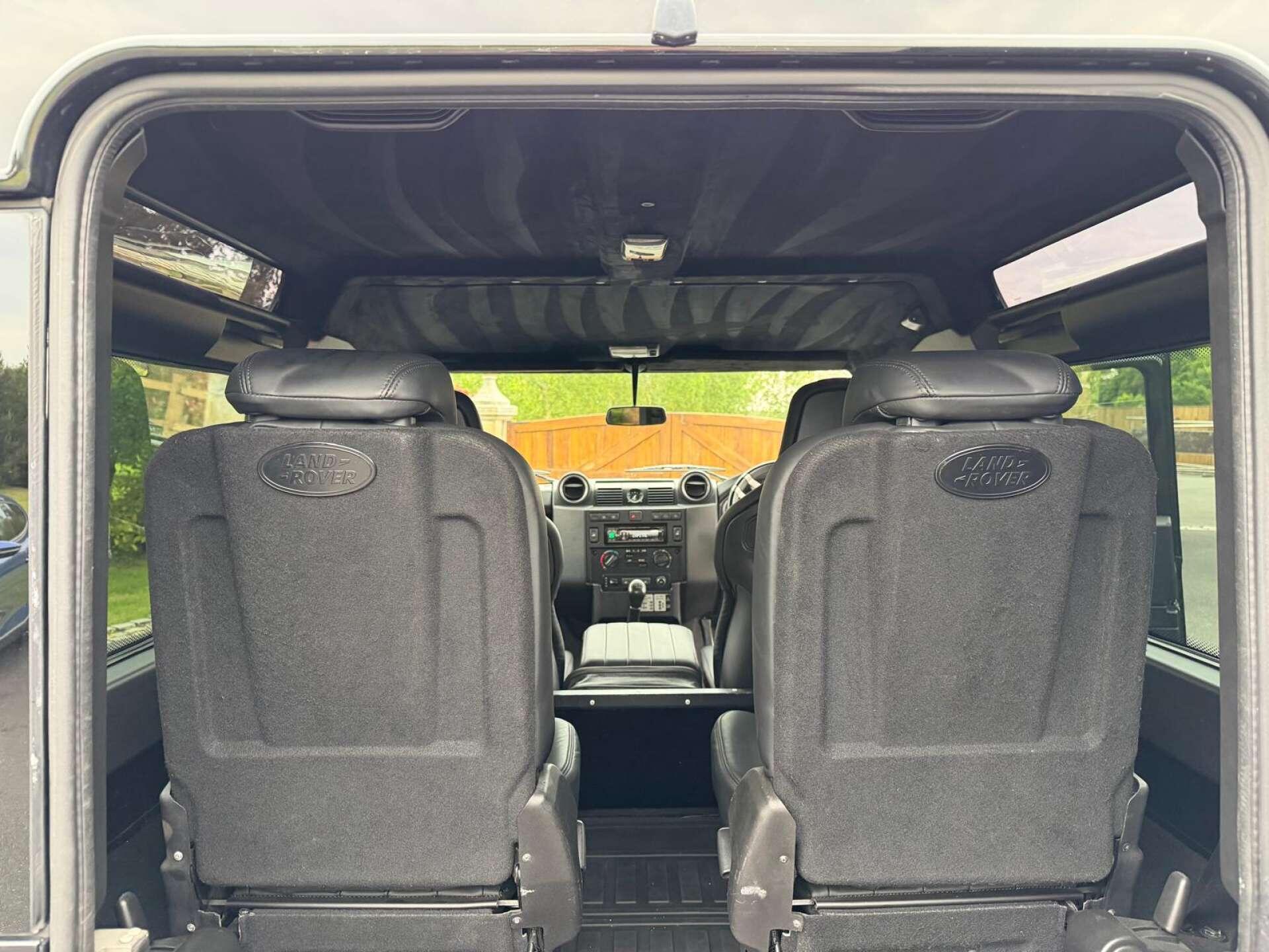 Land Rover Defender 90 view 16