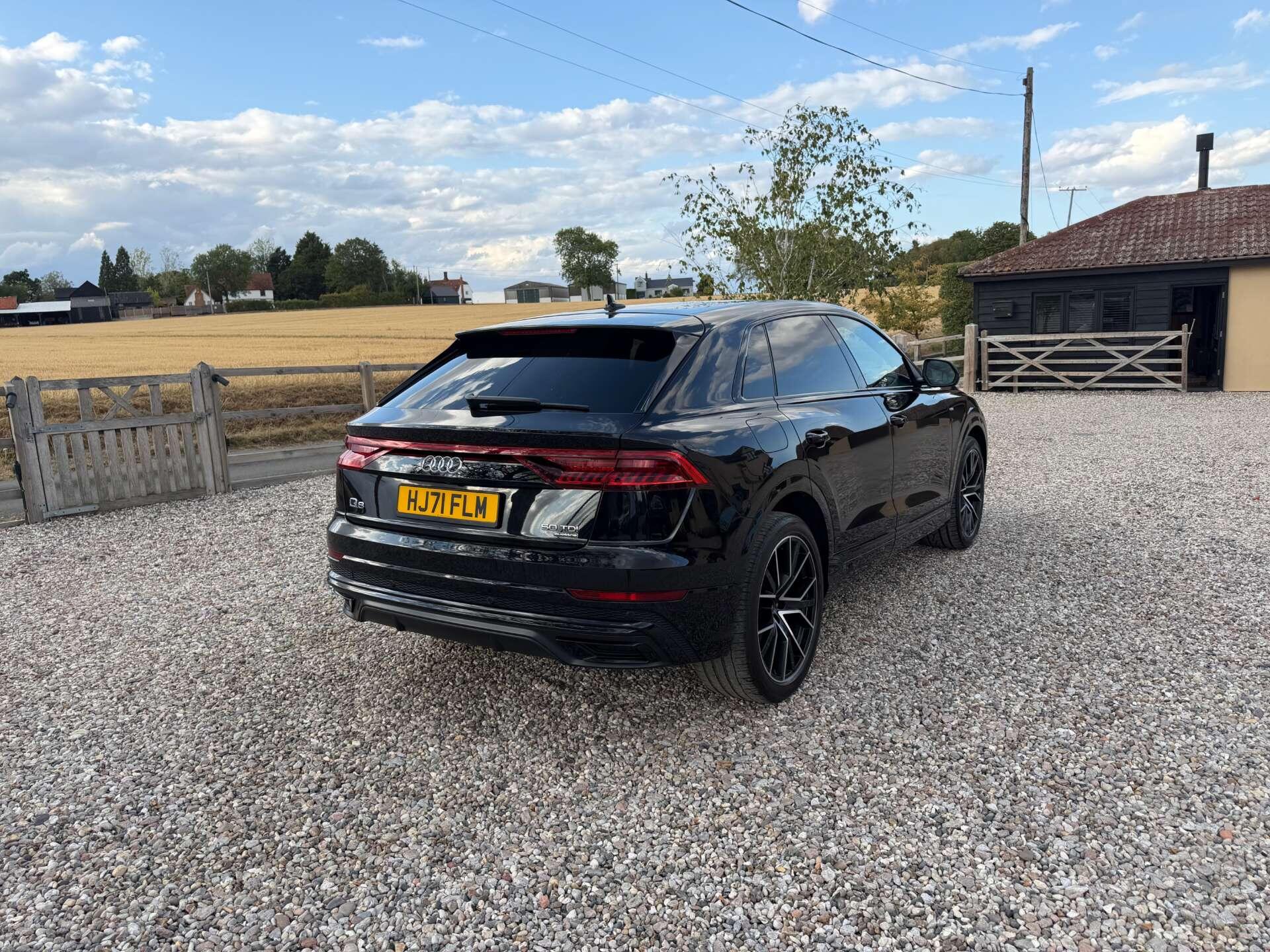 Audi Q8 view 4