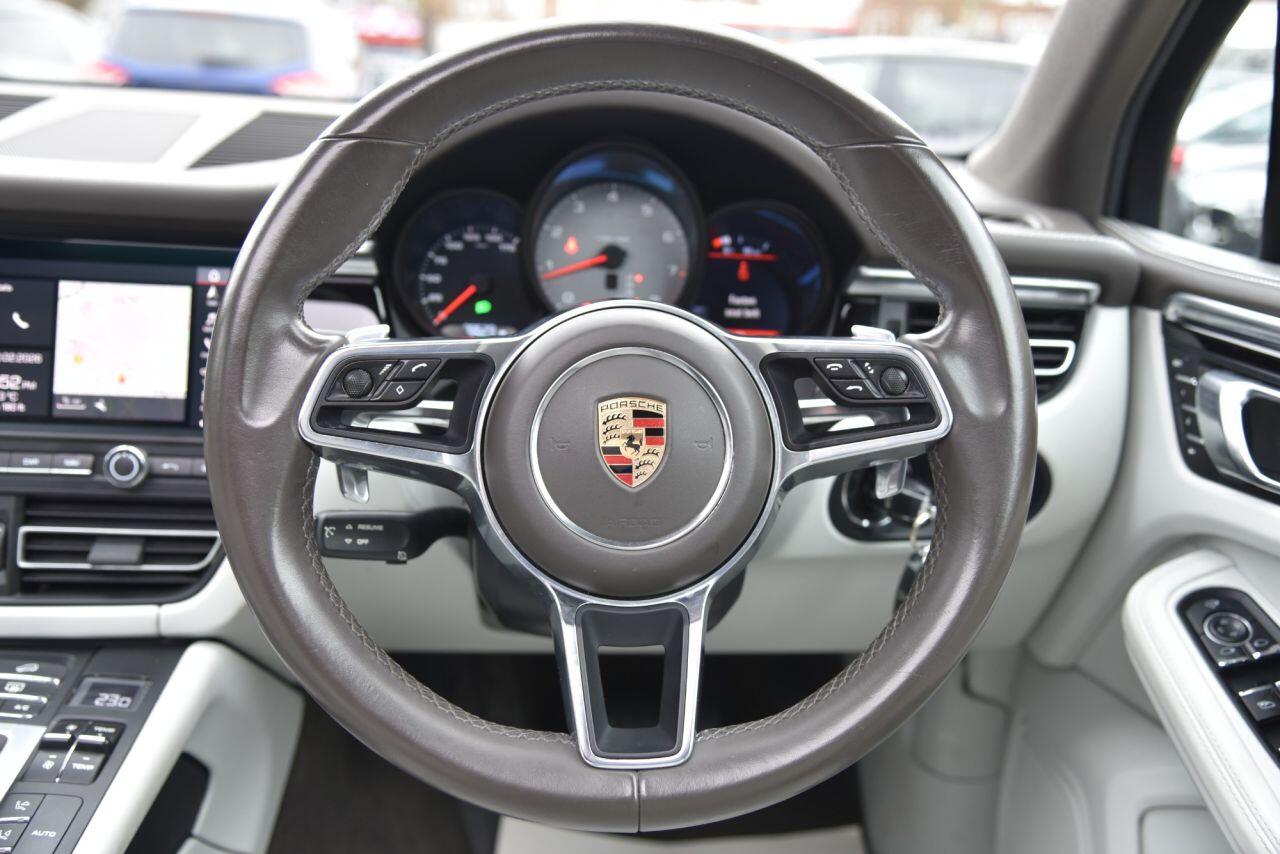 Porsche Macan view 31