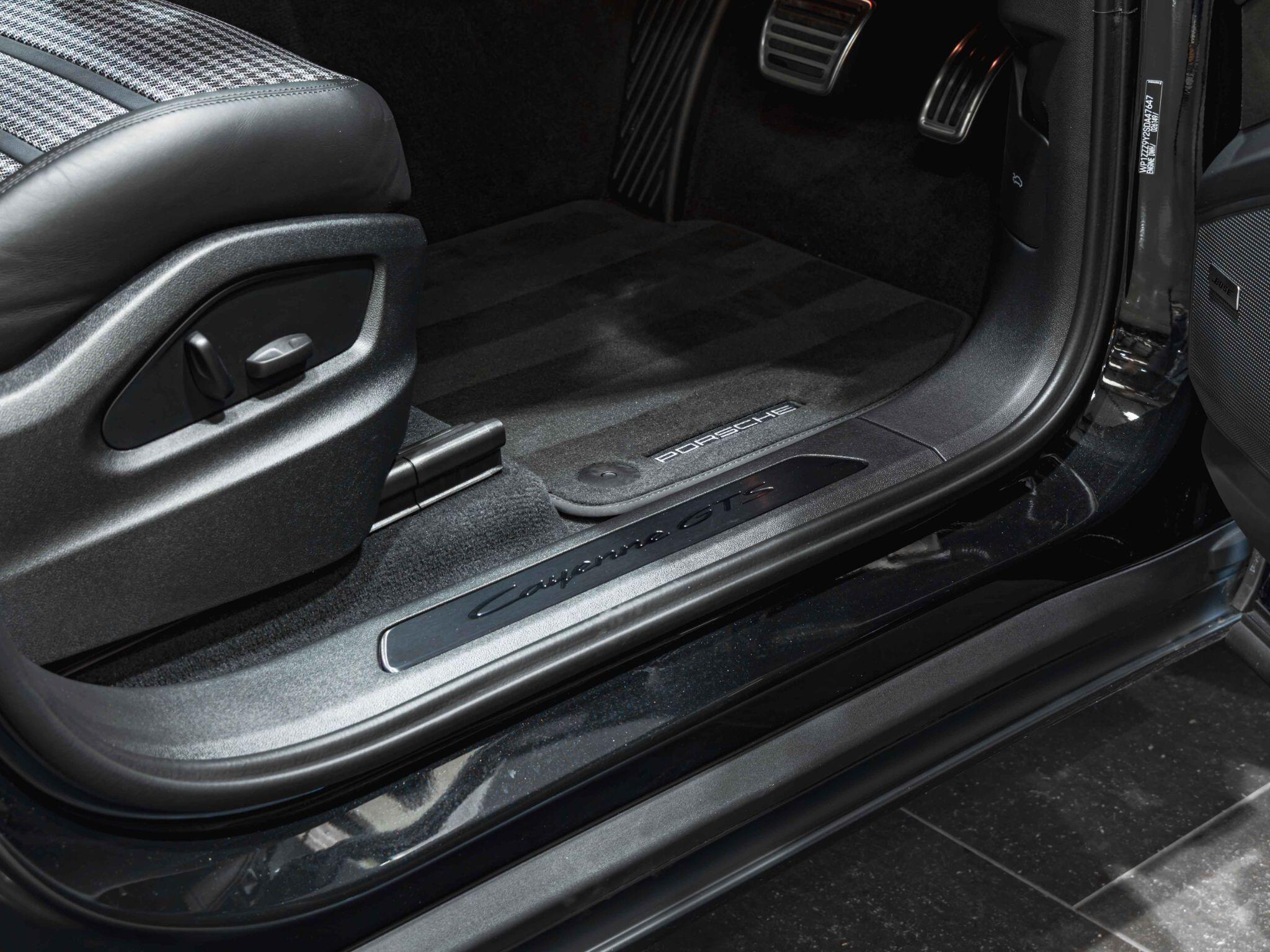 Porsche Cayenne view 26