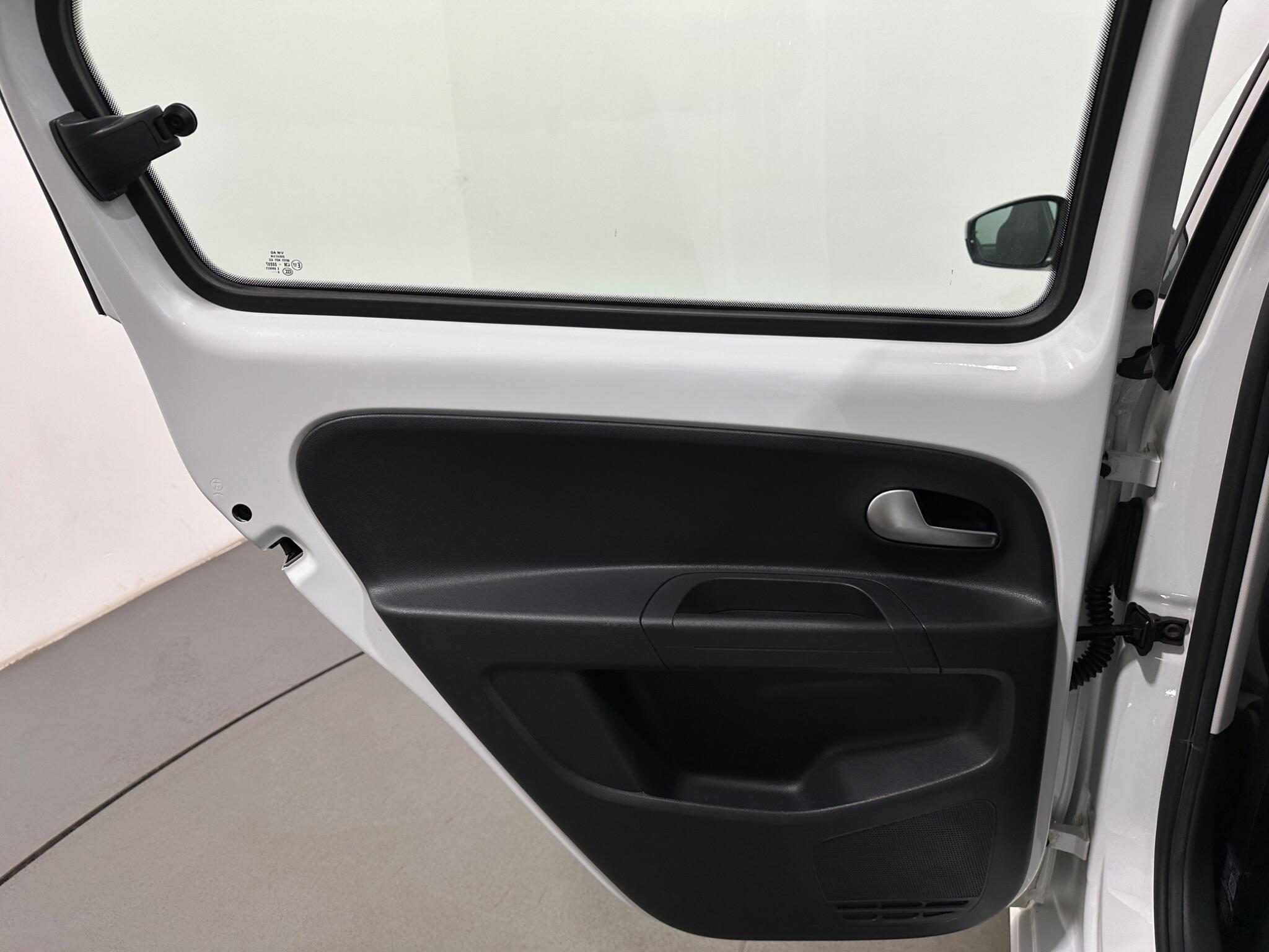 Volkswagen Up! view 34