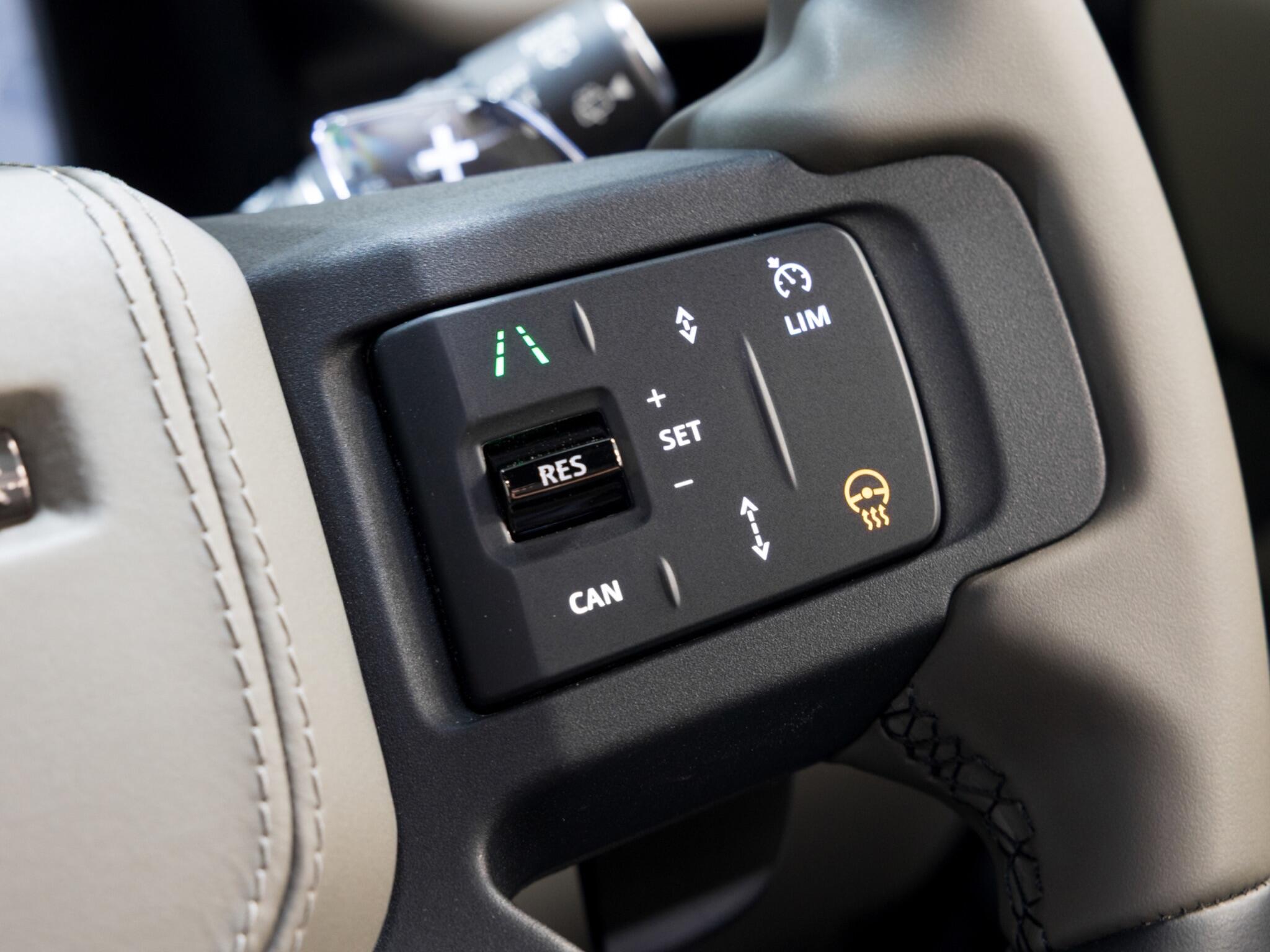 Land Rover Defender 110 view 11