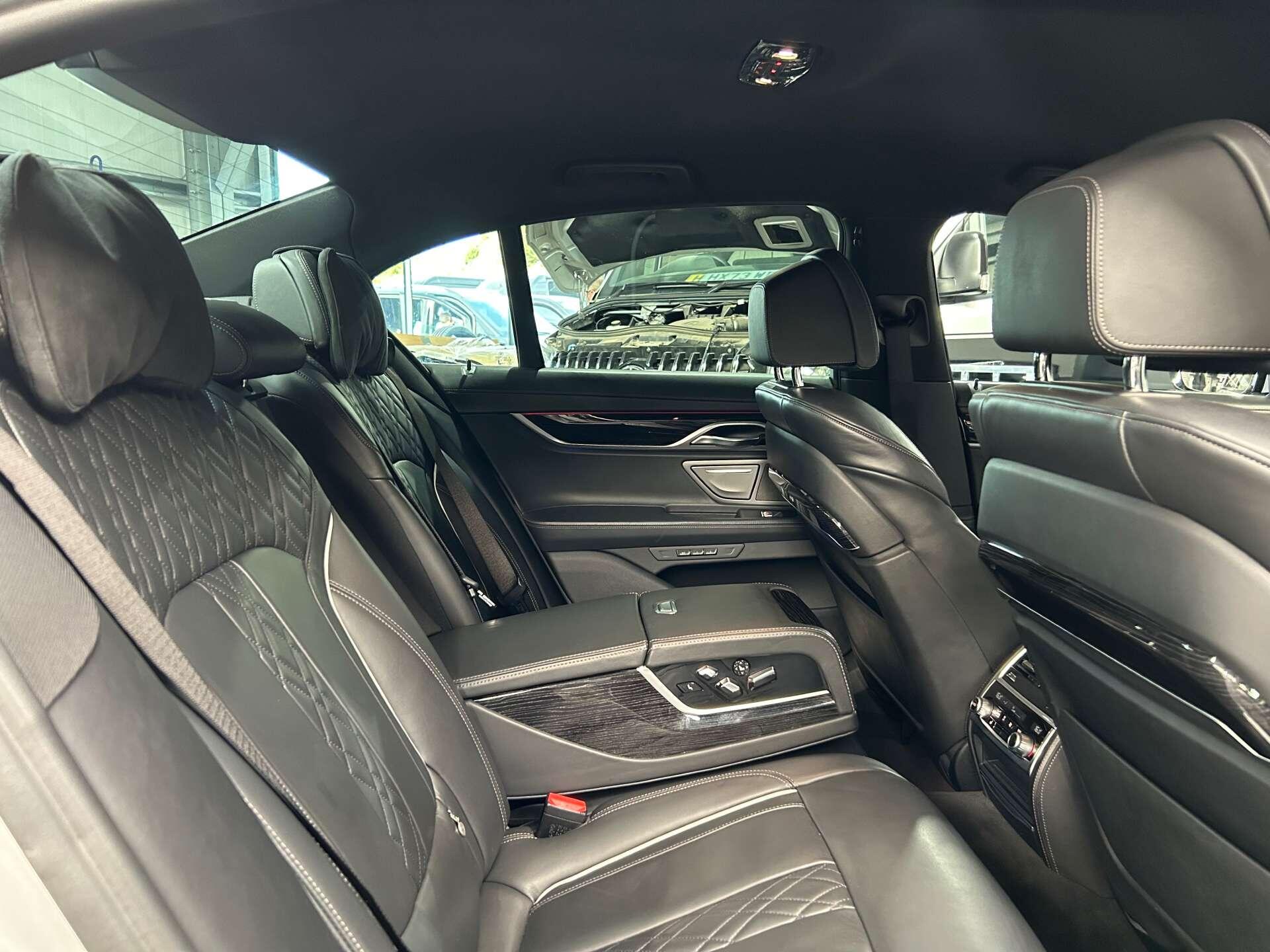 BMW 7 Series view 30