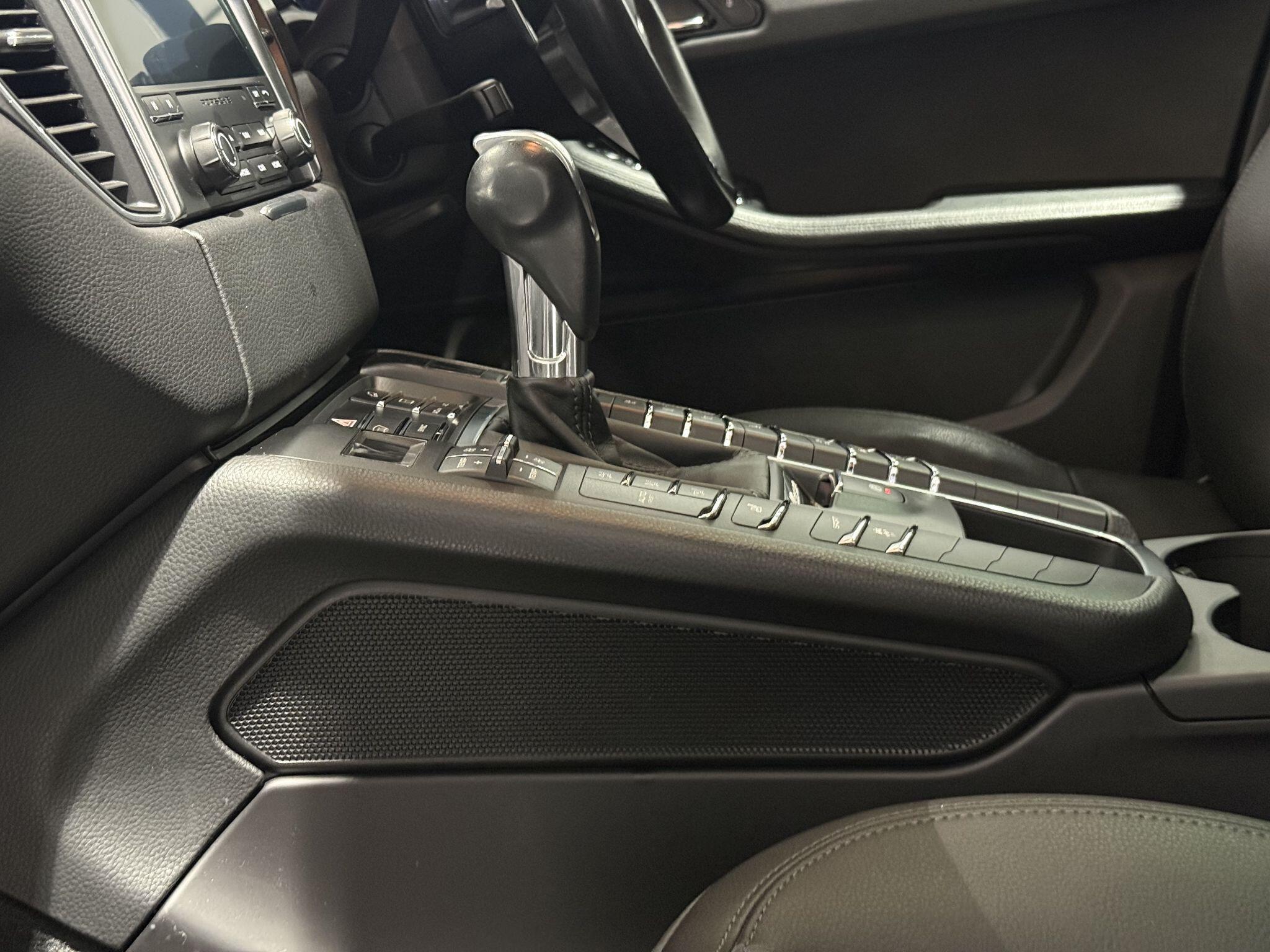 Porsche Macan view 64