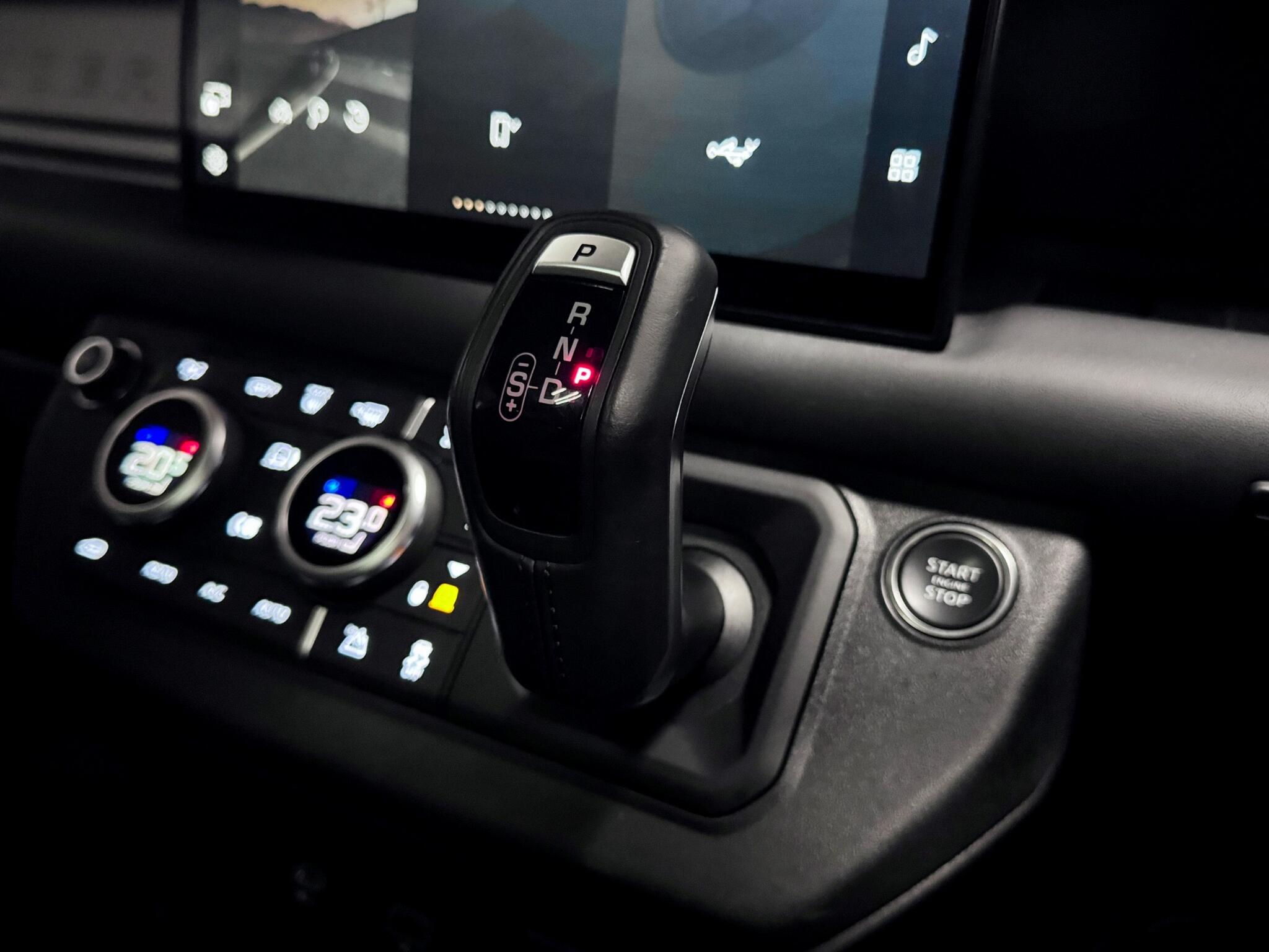 Land Rover Defender 110 view 37