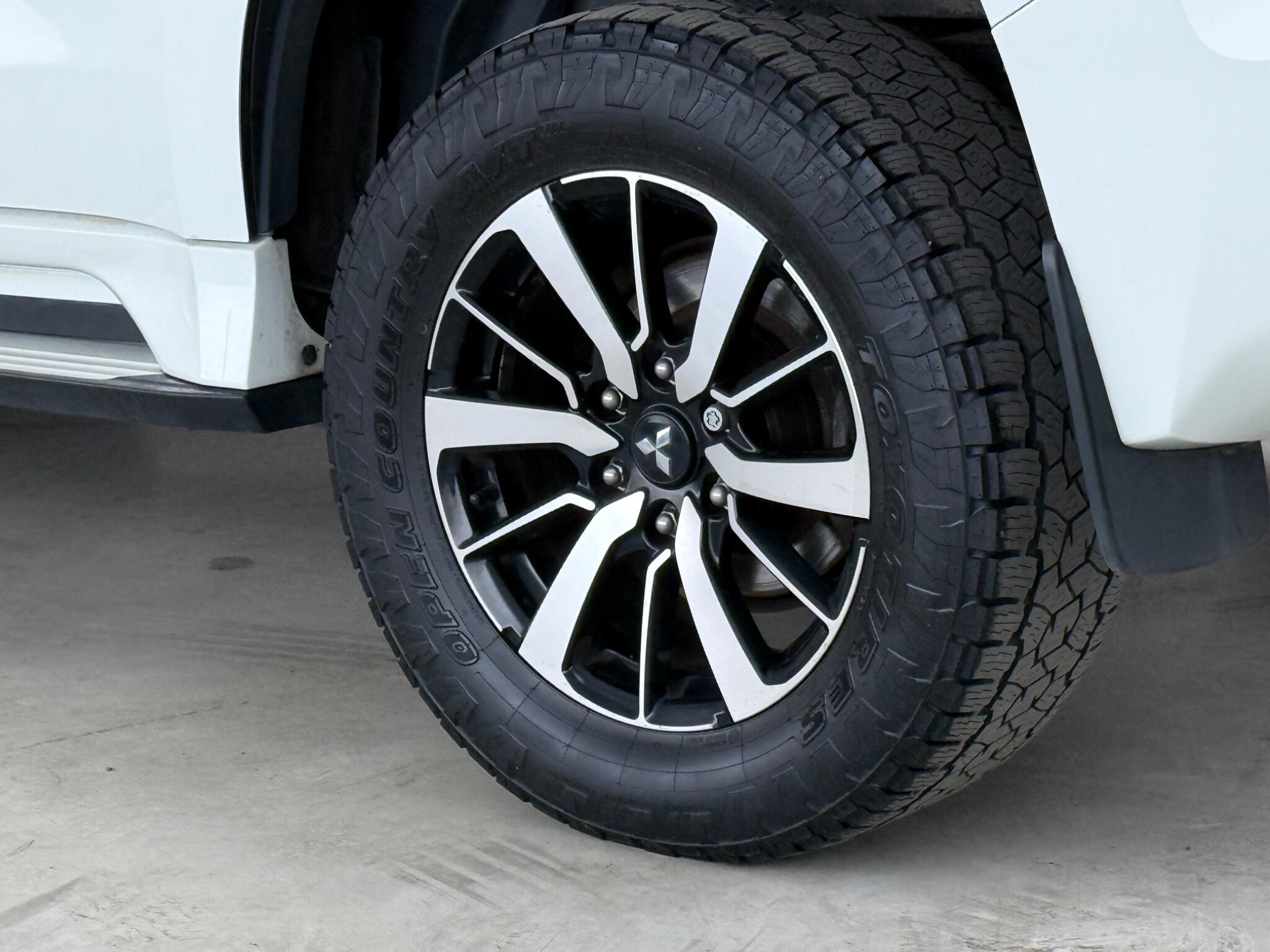 Mitsubishi Shogun Sport view 8