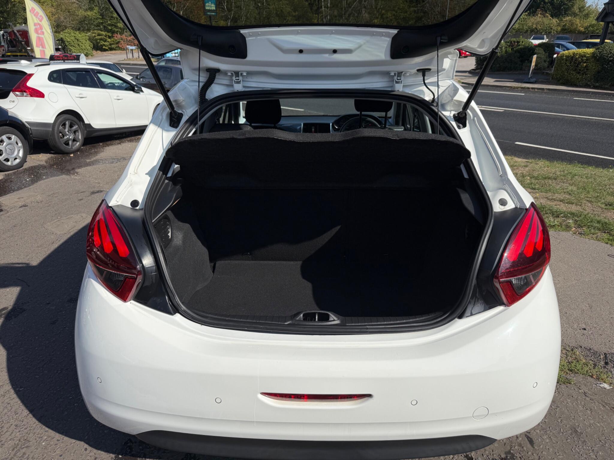 Peugeot 208 view 29