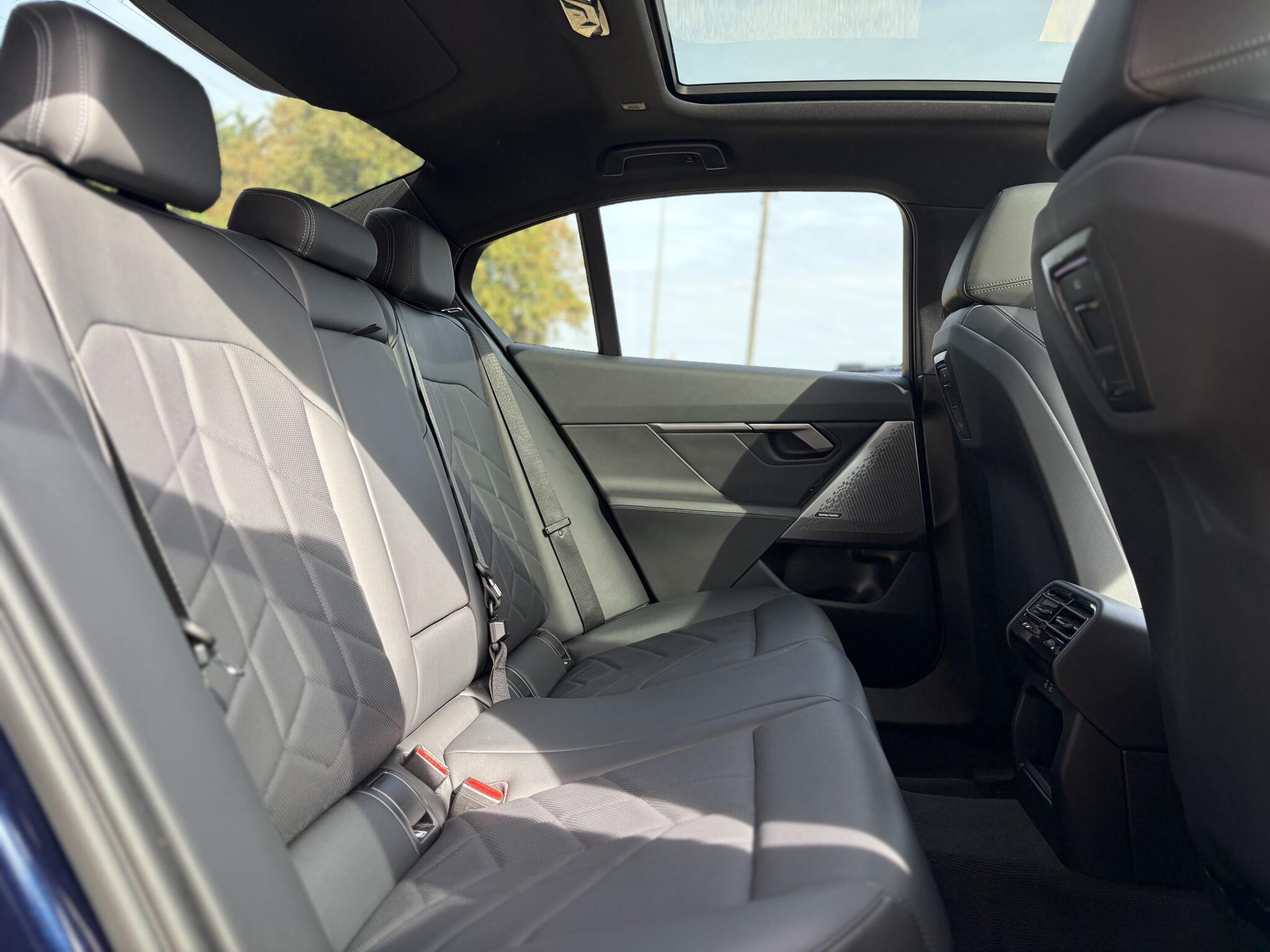 BMW 5 Series view 33