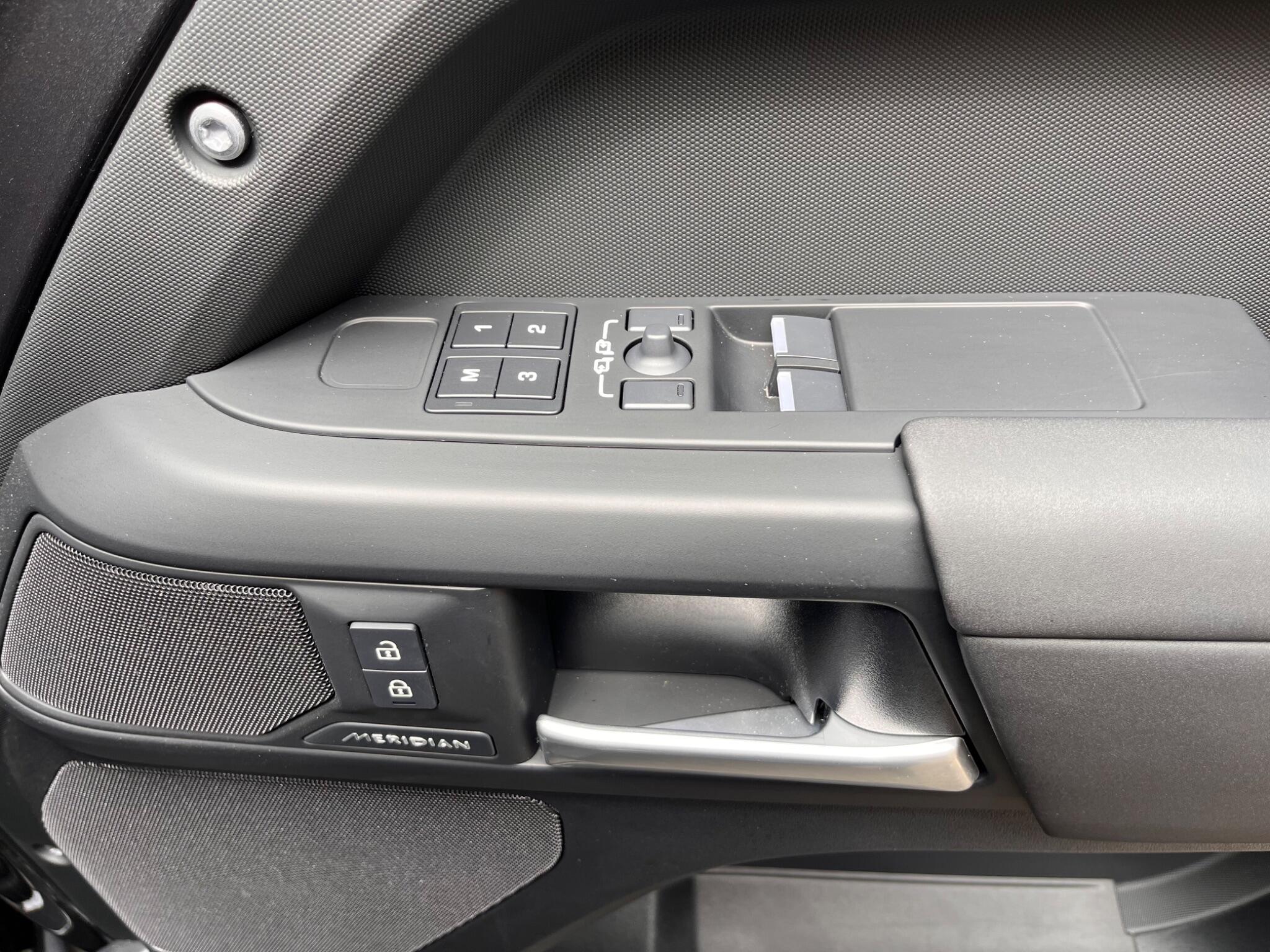 Land Rover Defender view 36