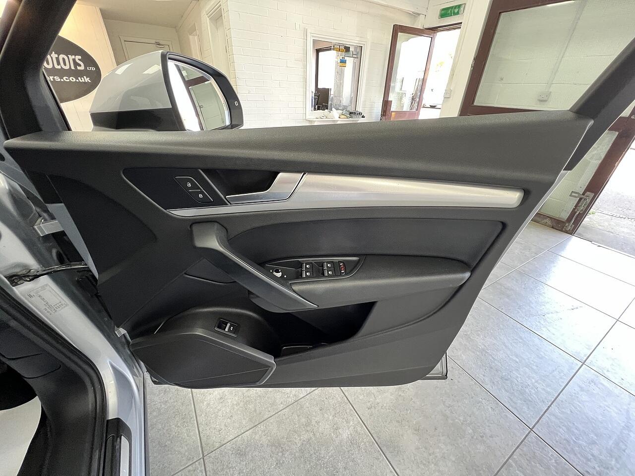Audi Q5 view 13