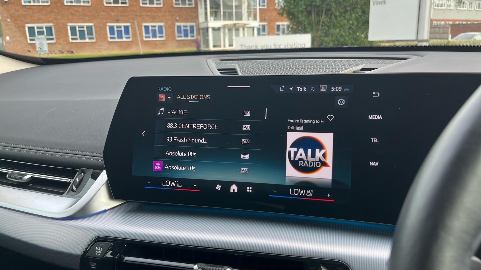 BMW iX1 view 60