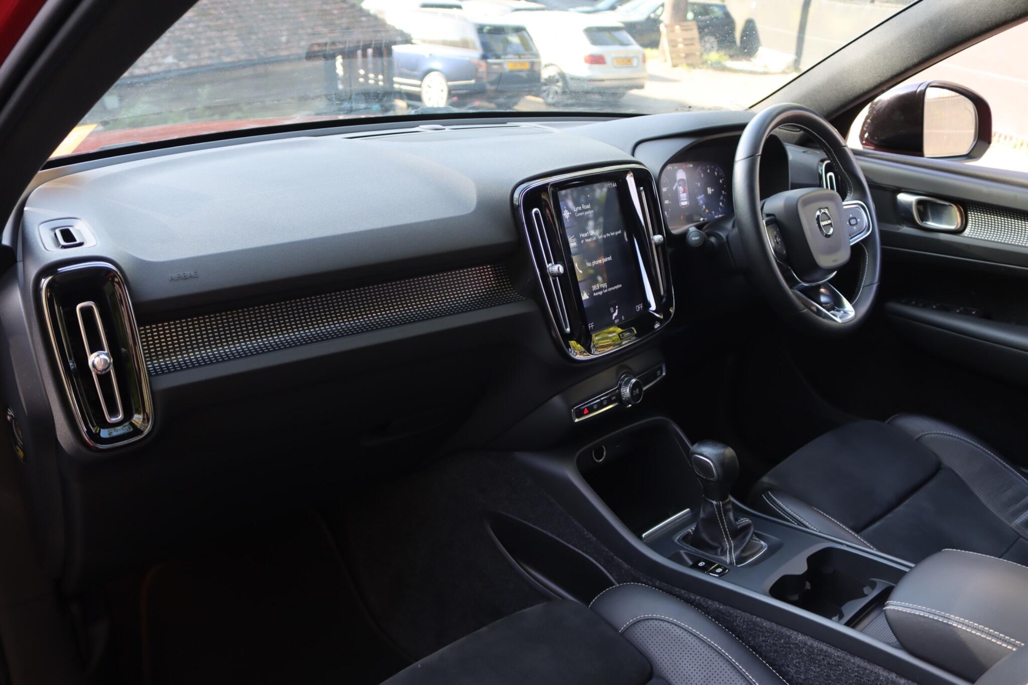 Volvo XC40 view 3