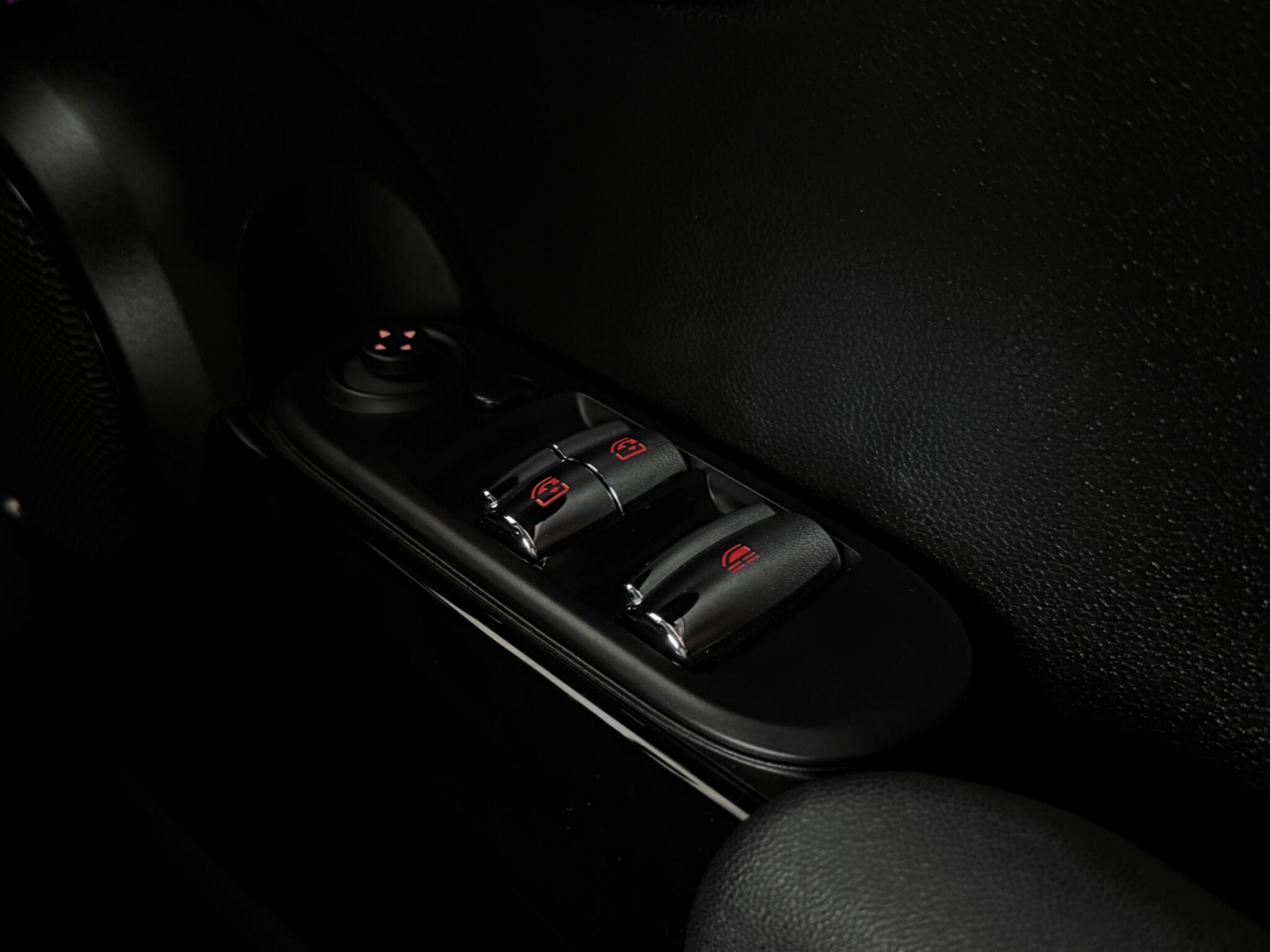 Mini Convertible view 20