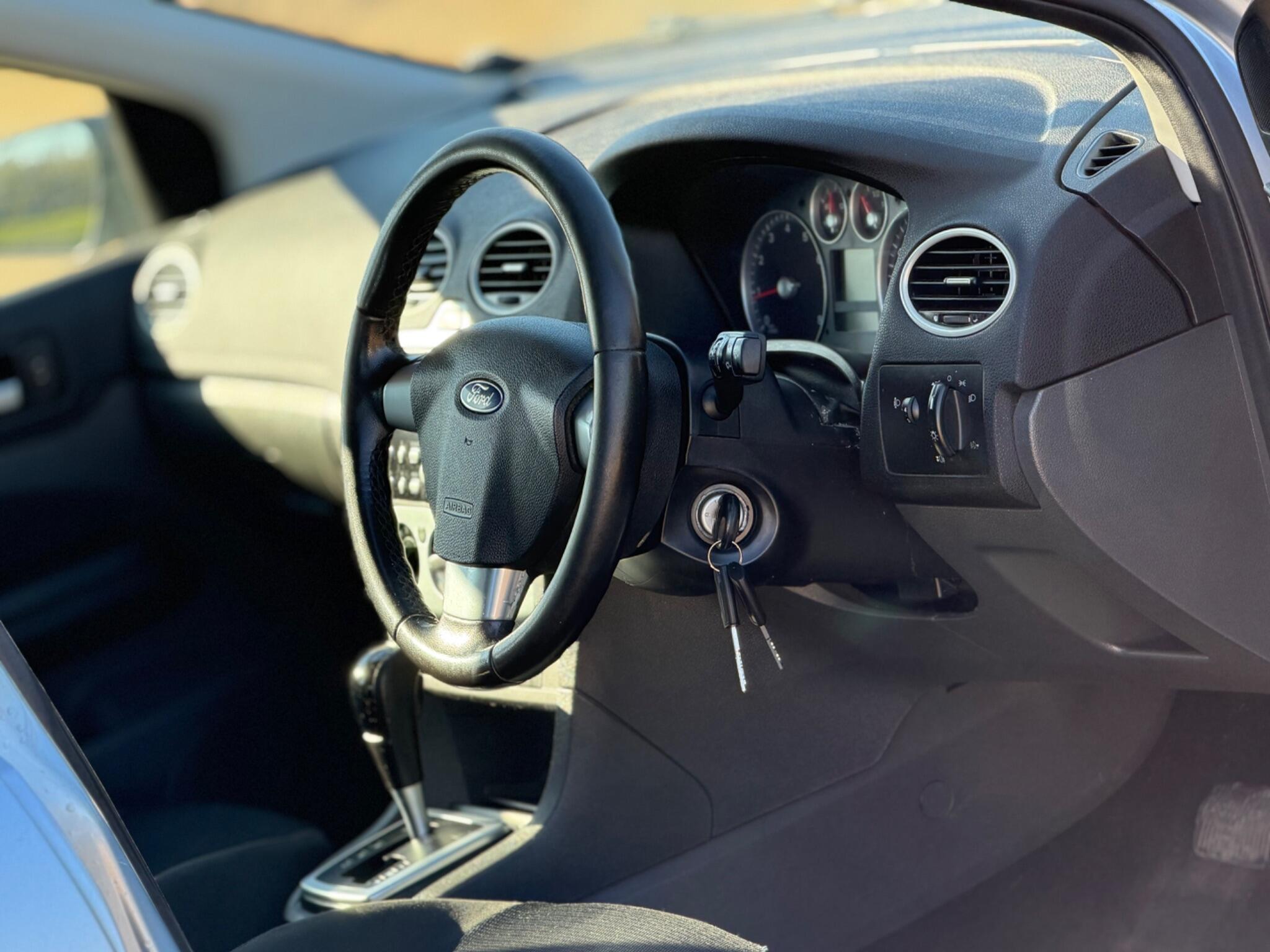 2006 Ford Focus 1.6 Zetec Climate 5dr image 24