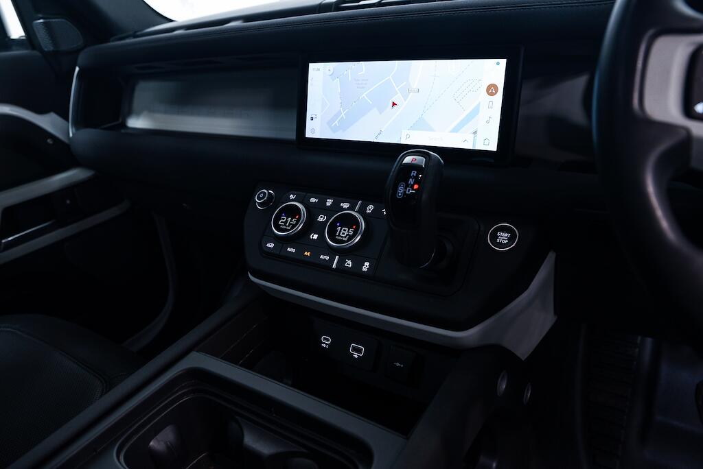 Land Rover Defender view 19