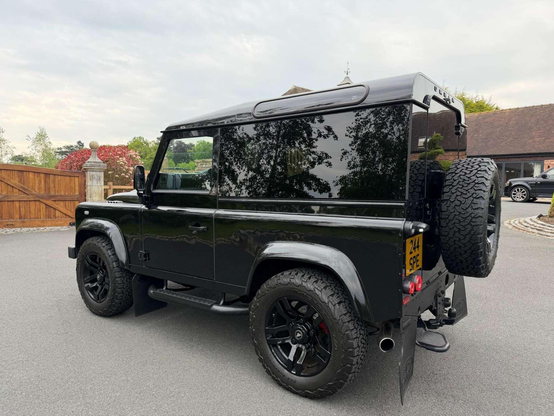 Land Rover Defender 90 view 20