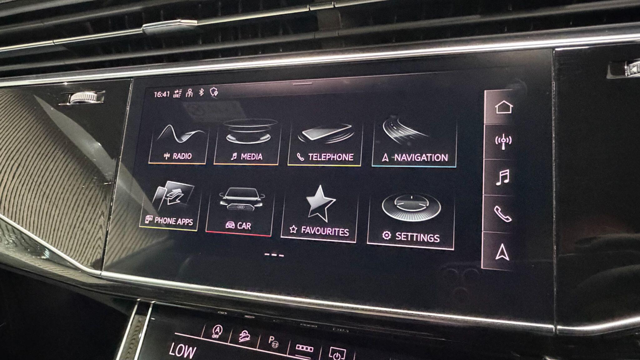 Audi Q8 view 23