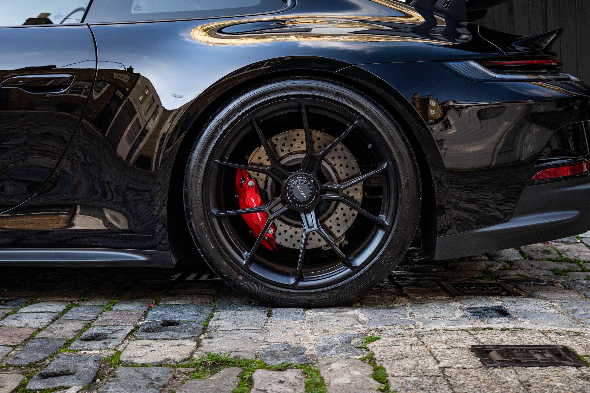 Porsche 911 view 34