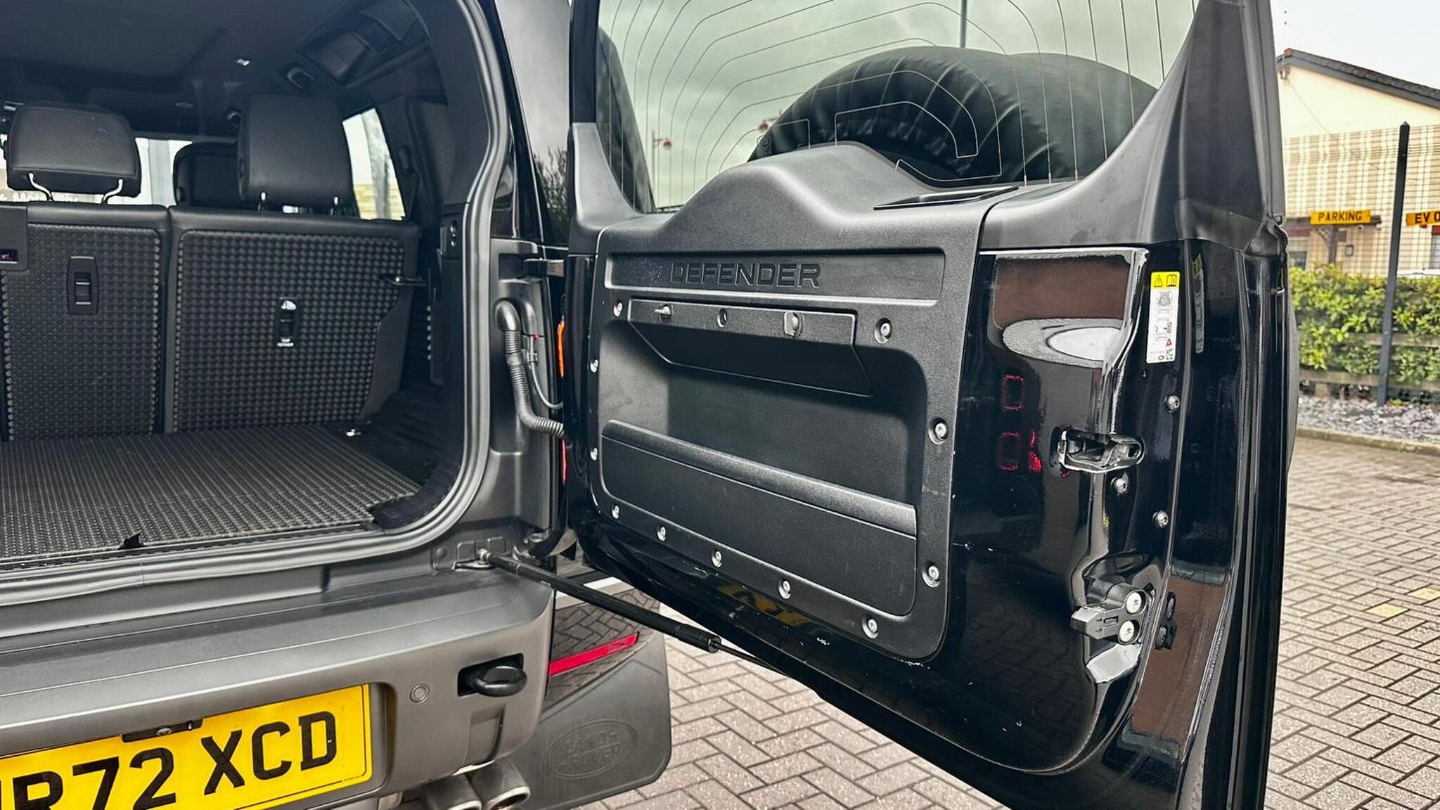 Land Rover Defender 110 view 30