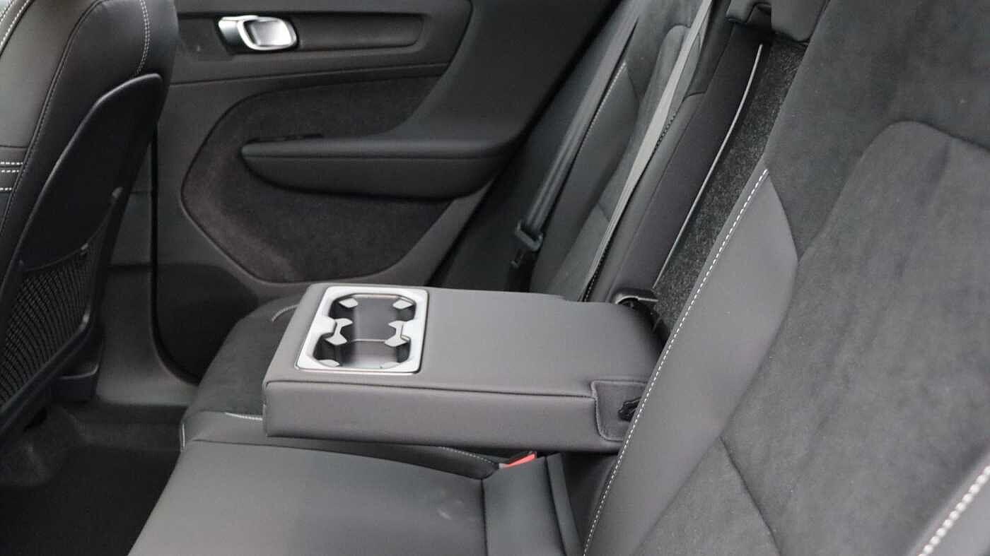 Volvo XC40 view 34
