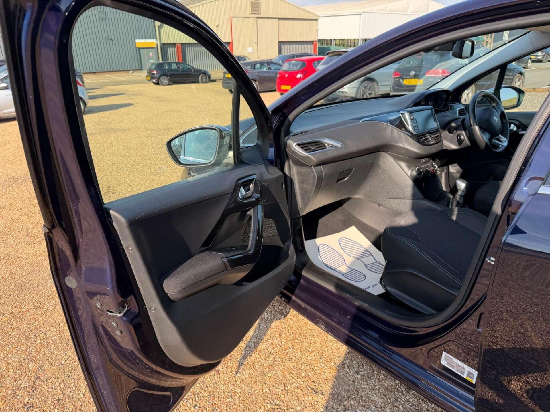 Peugeot 208 view 17