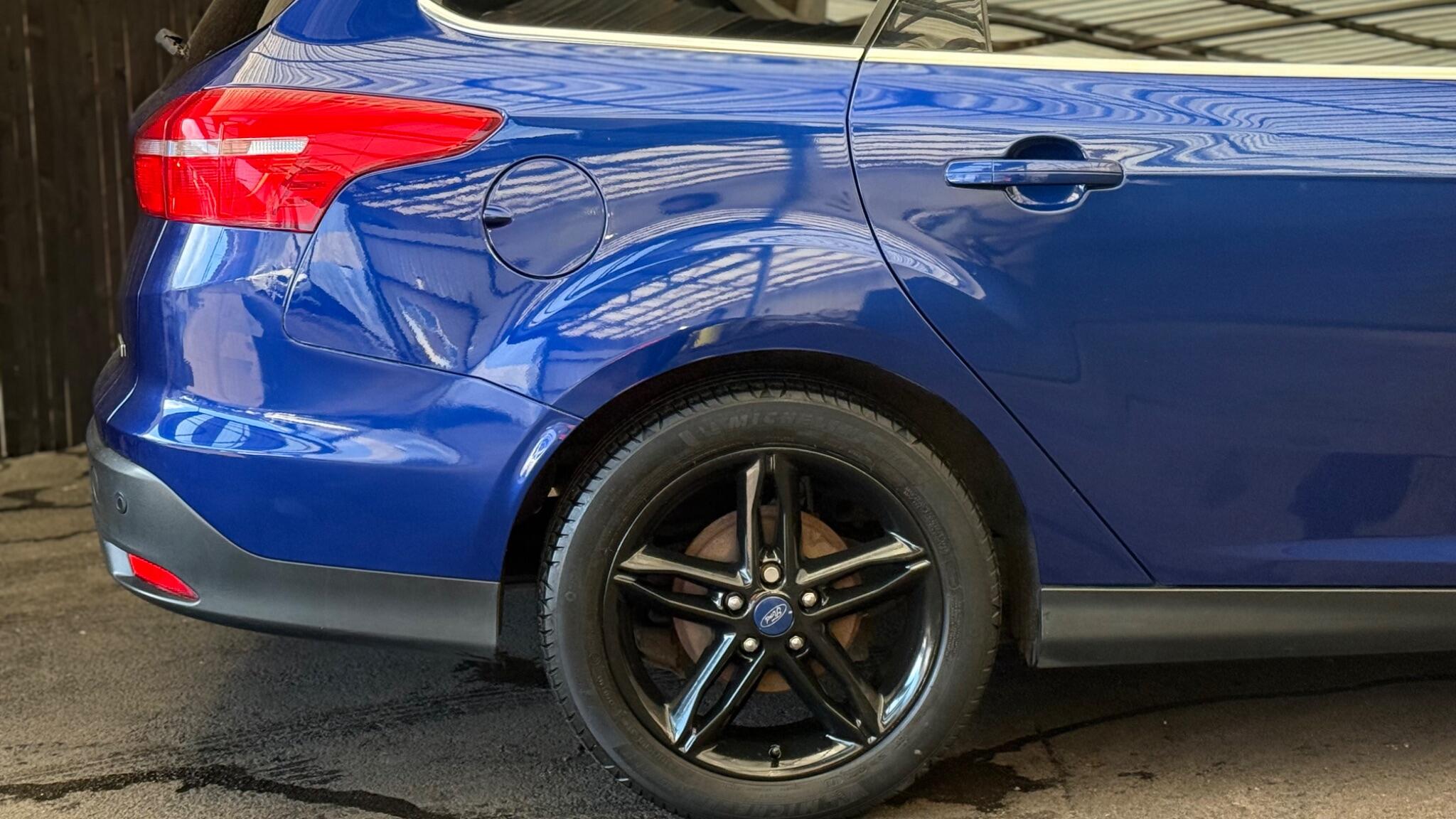 Ford Focus view 14