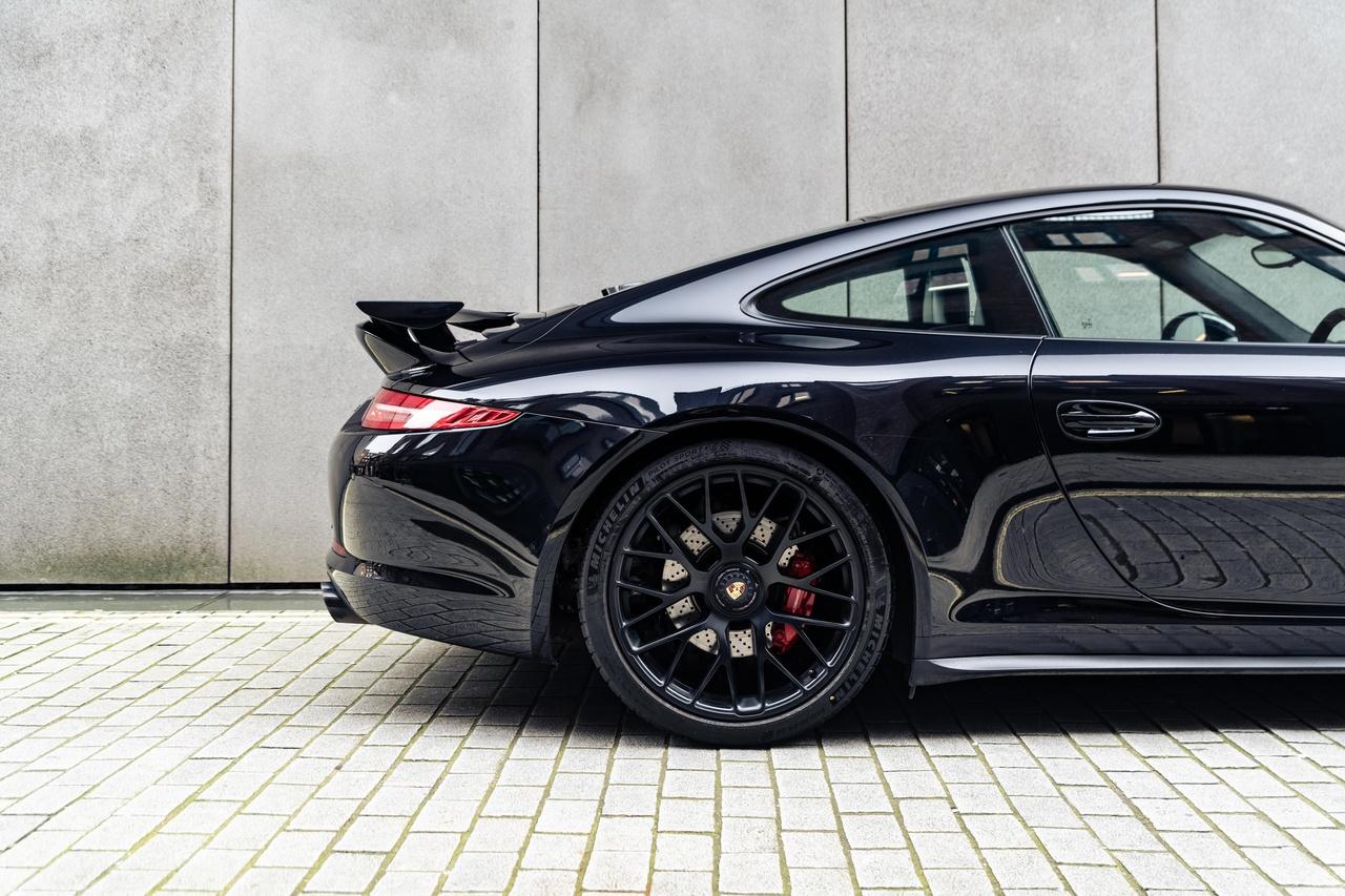 Porsche 911 view 5