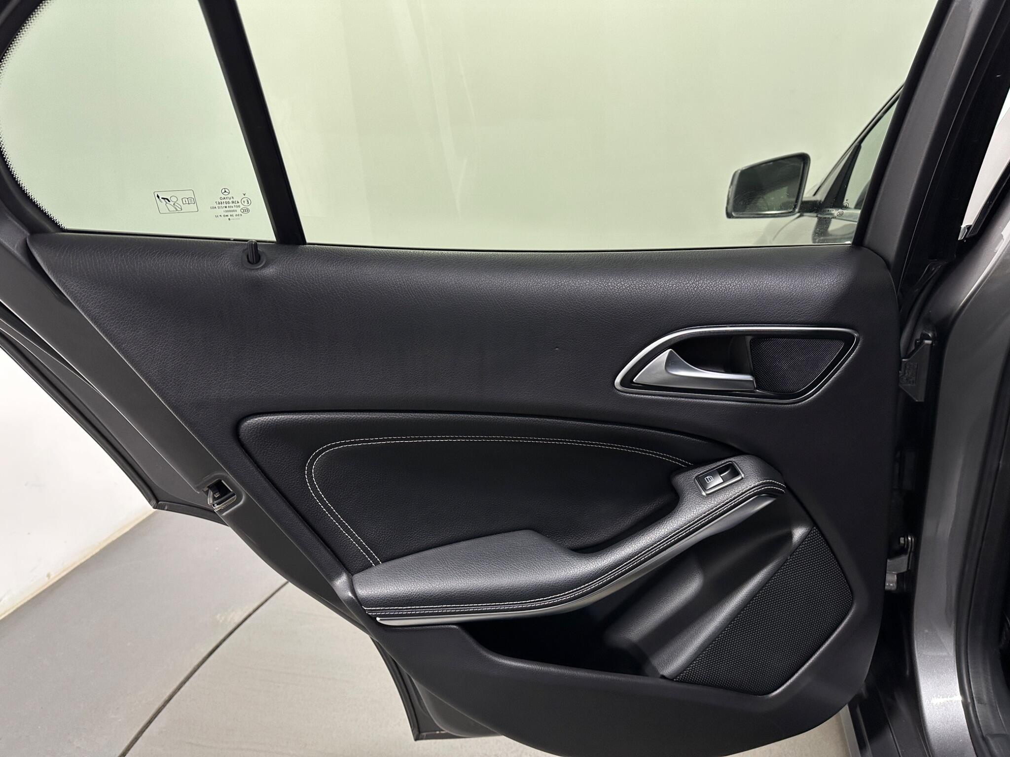 Mercedes-Benz Gla view 41