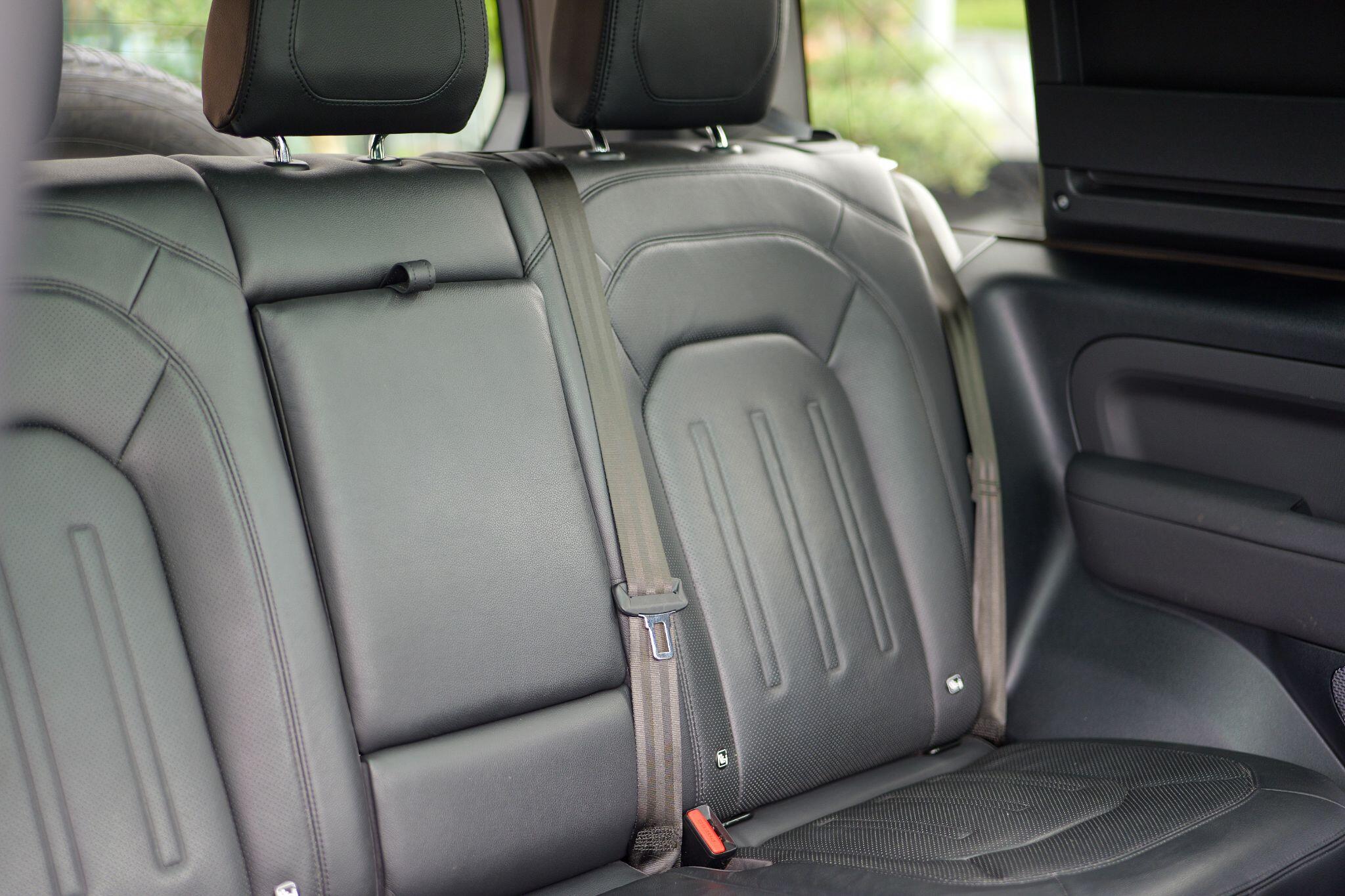 Land Rover Defender 90 view 28