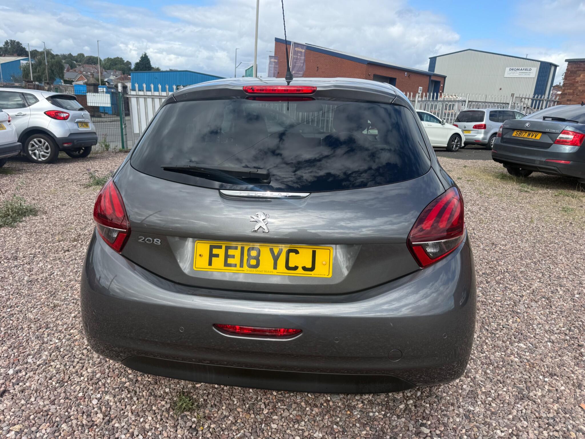 Peugeot 208 view 11