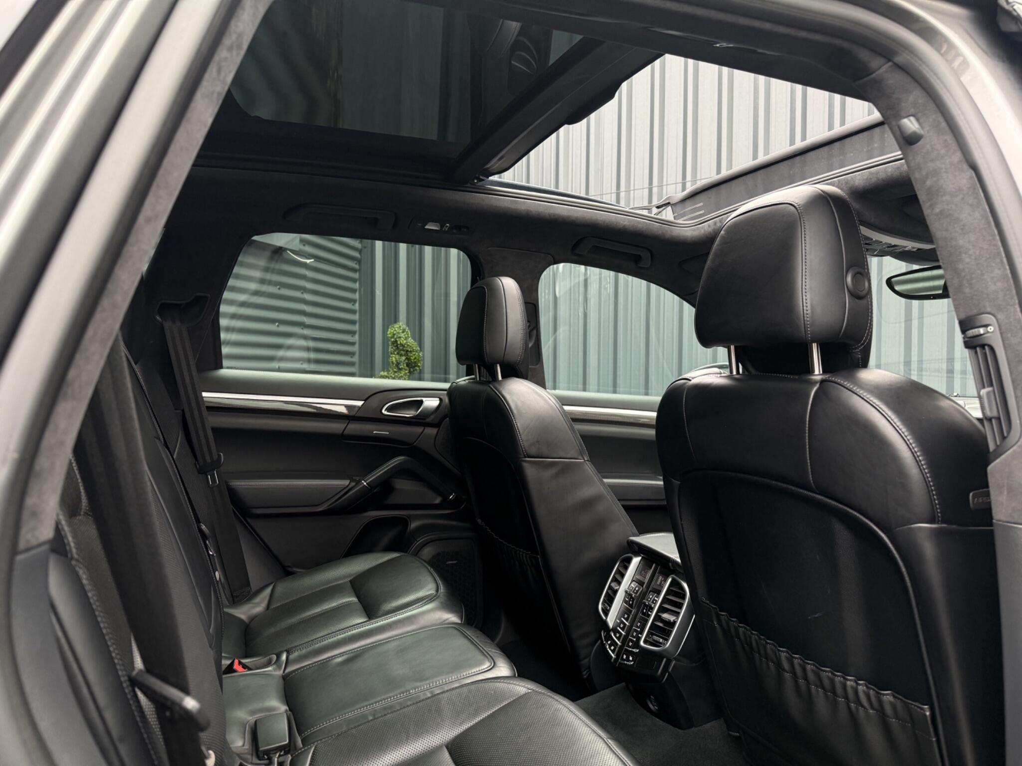 Porsche Cayenne view 24