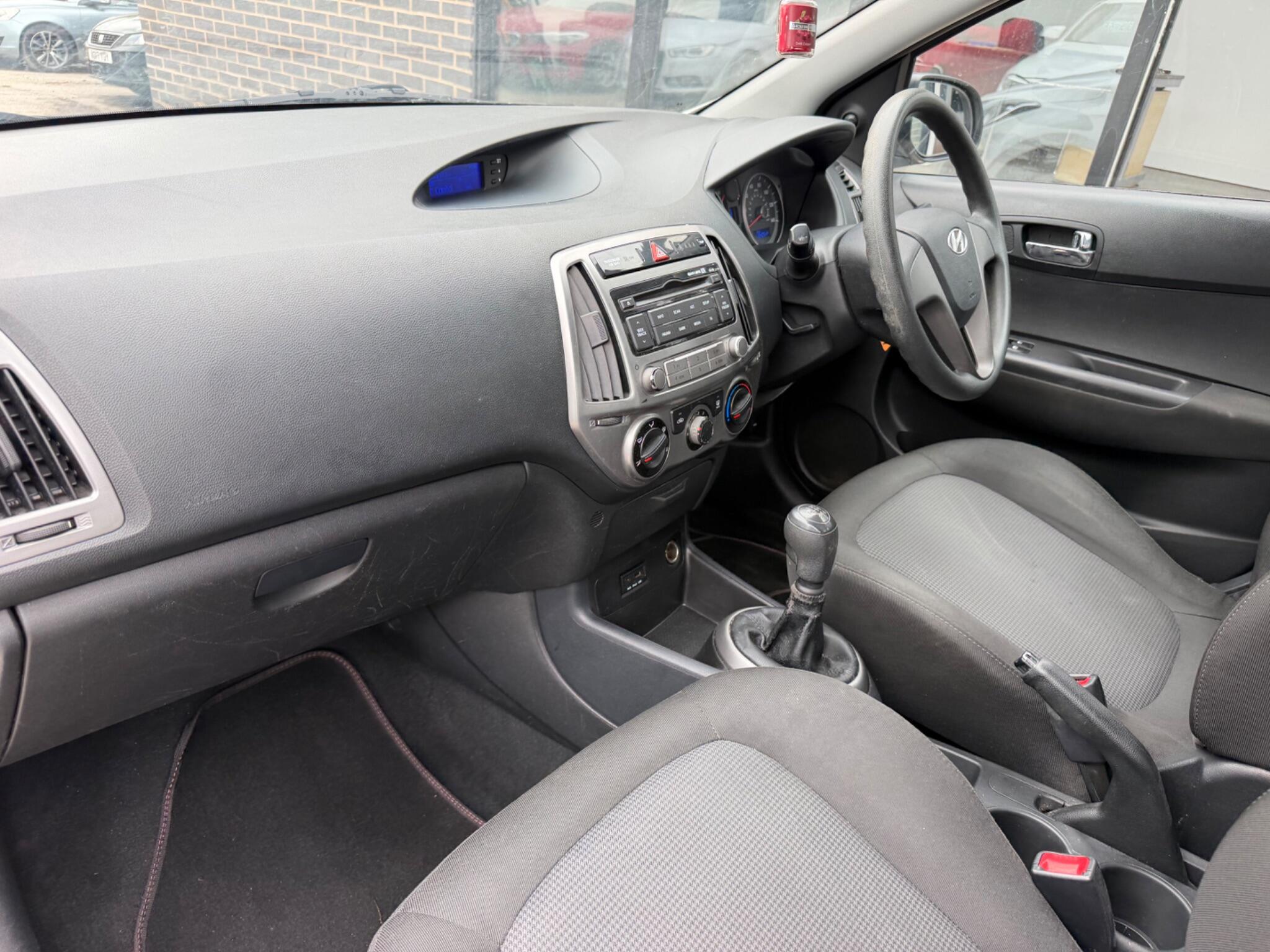 Hyundai i20 view 16