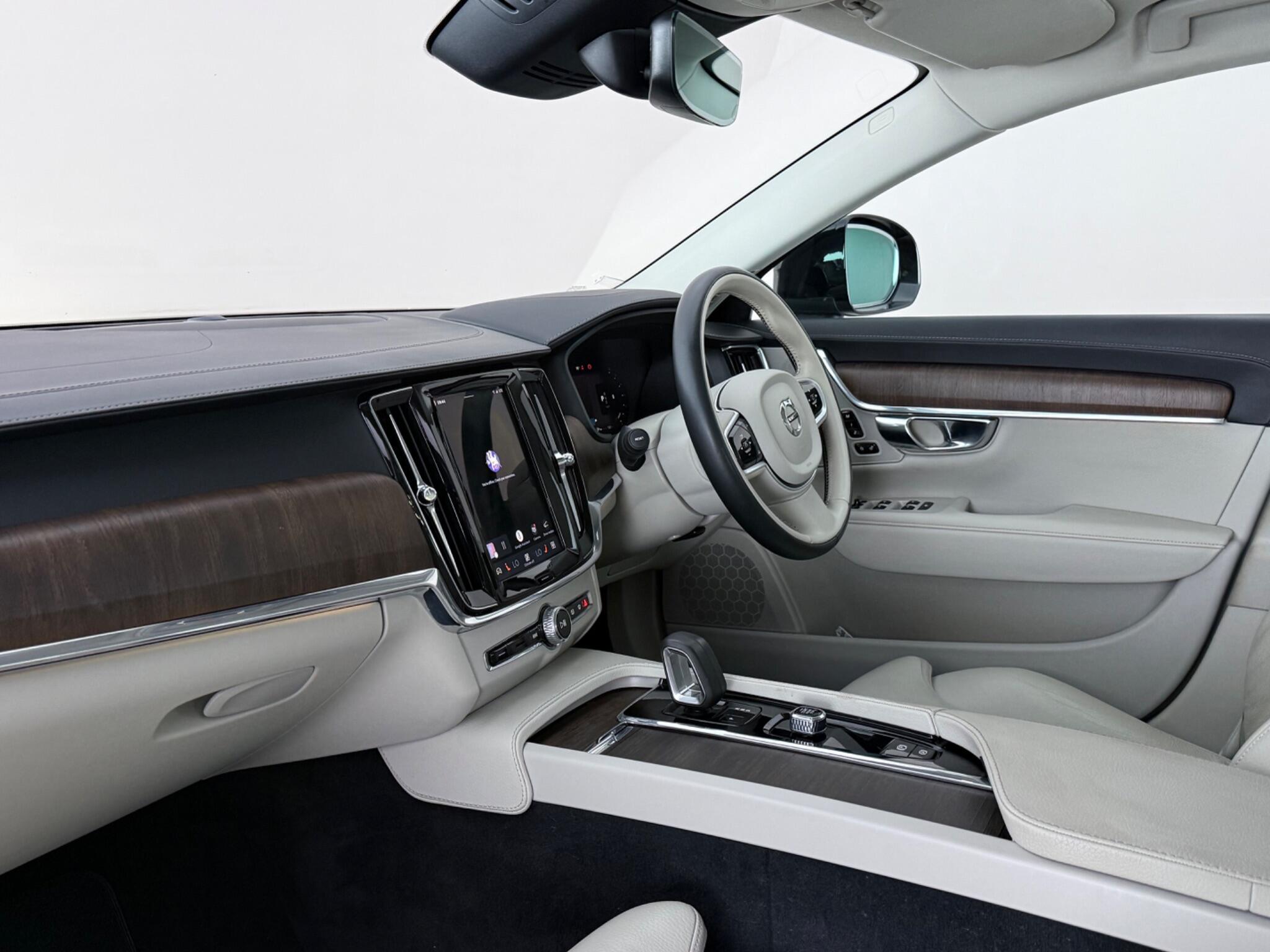 Volvo V90 Cross Country view 12