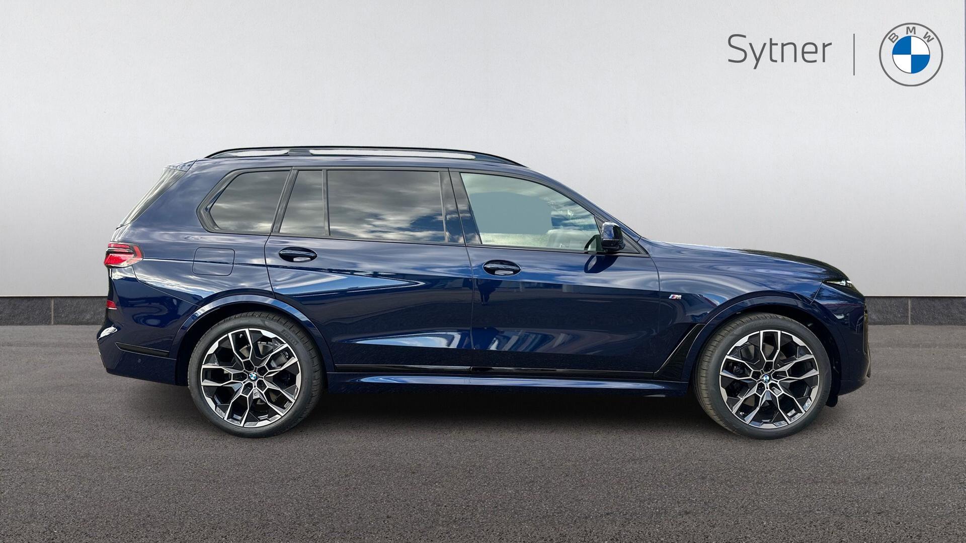BMW X7 view 3