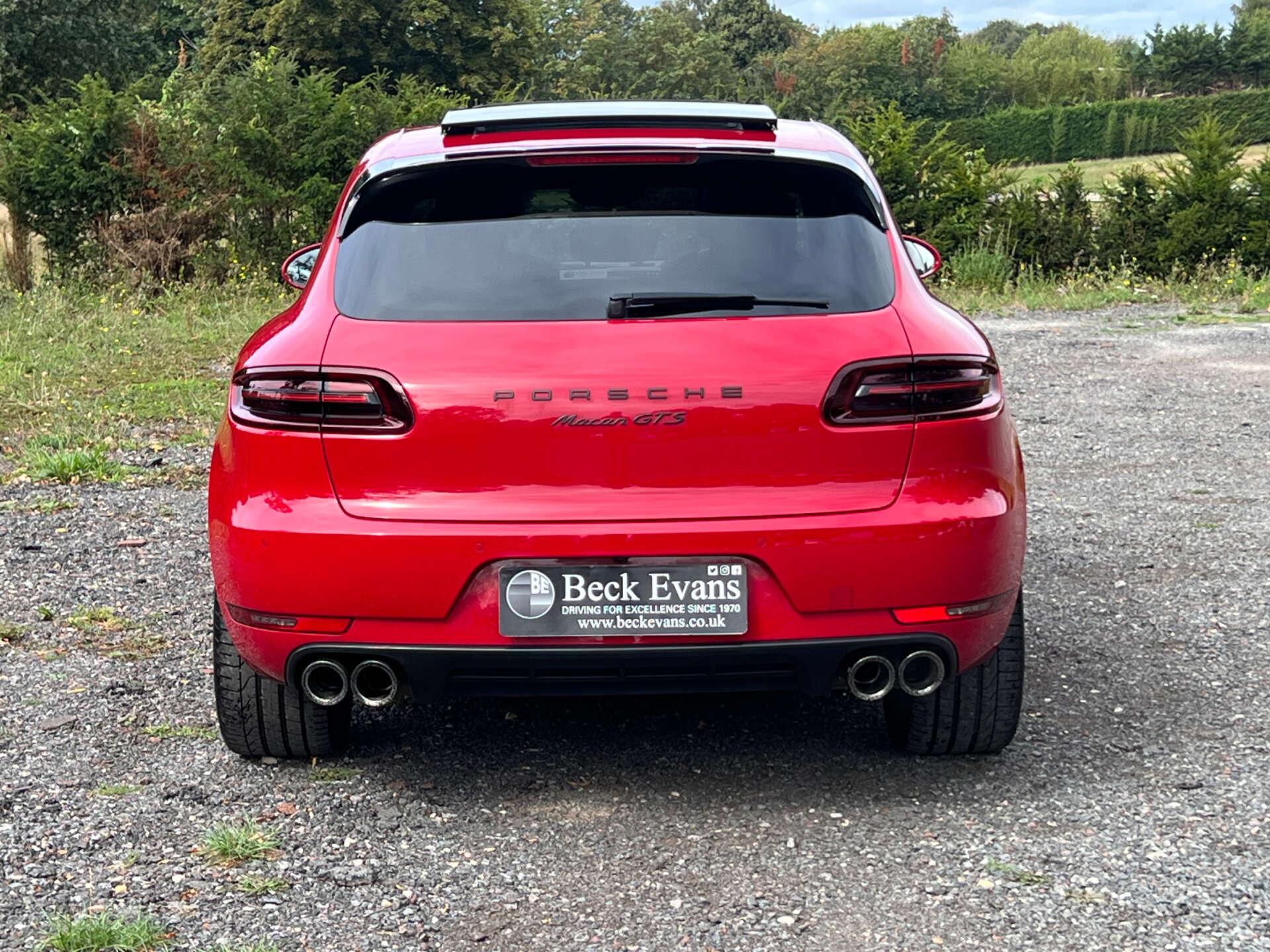 Porsche Macan view 11