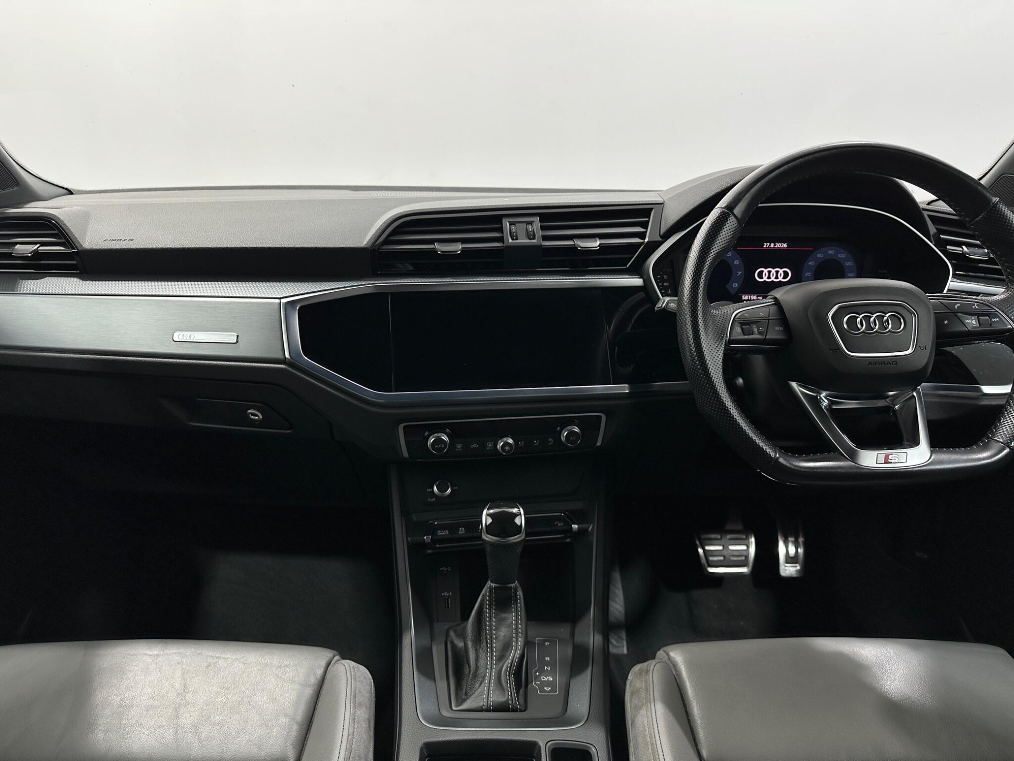 Audi Q3 view 20