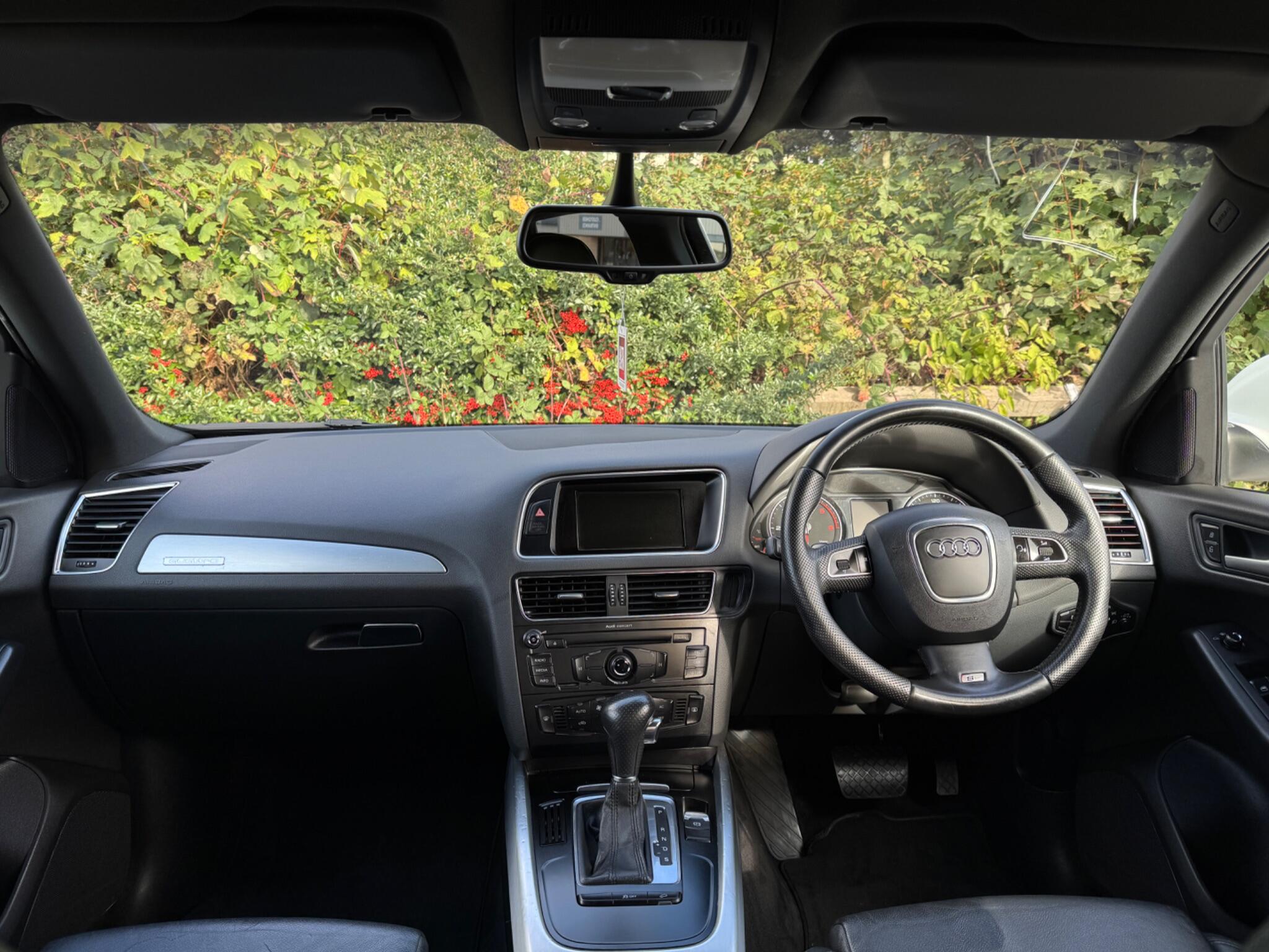 Audi Q5 view 11