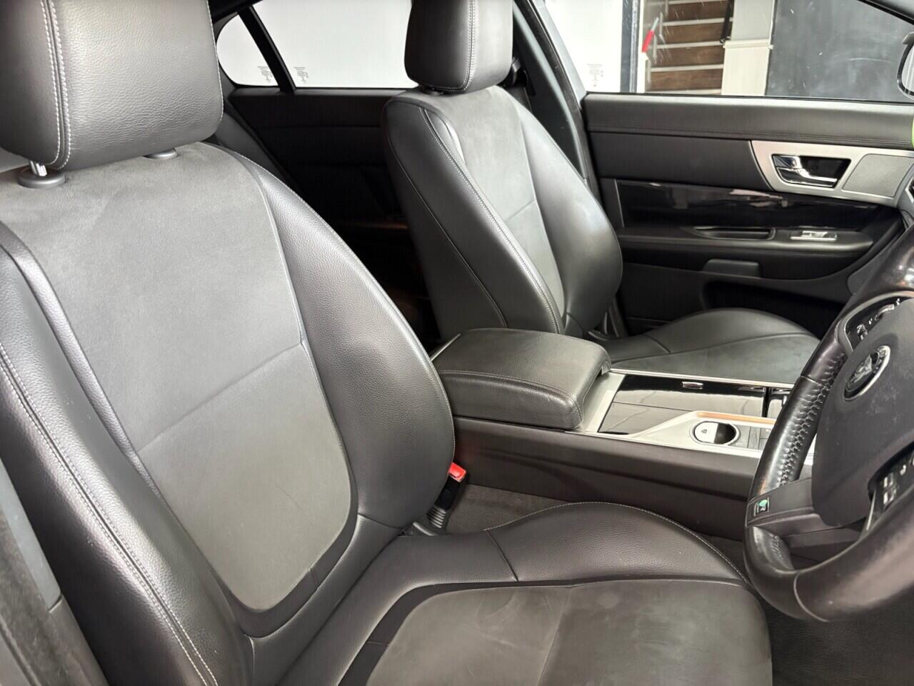 Jaguar XF view 12