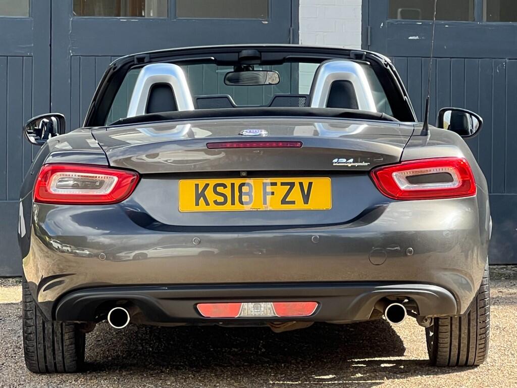 Fiat 124 Spider view 11